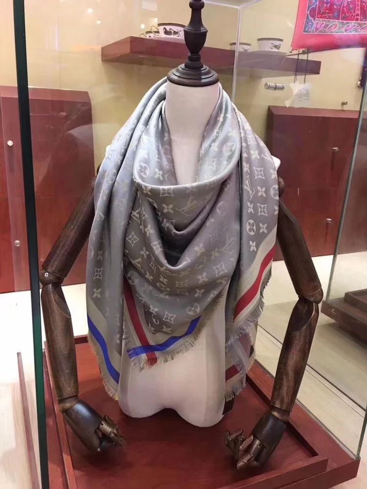 Шелковый шарф LV-140 Monogram — модель высшего класса с исключительно мягкой текстурой — 1