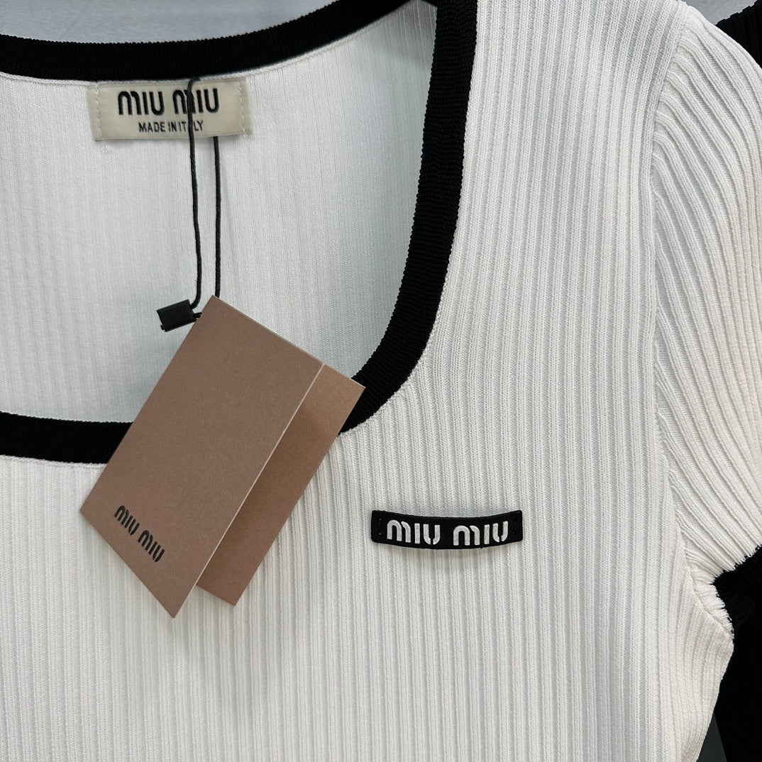 Miu Miu - 2404 - Весна 2024, шелково-хлопковый топ с U-образным вырезом и короткими рукавами.