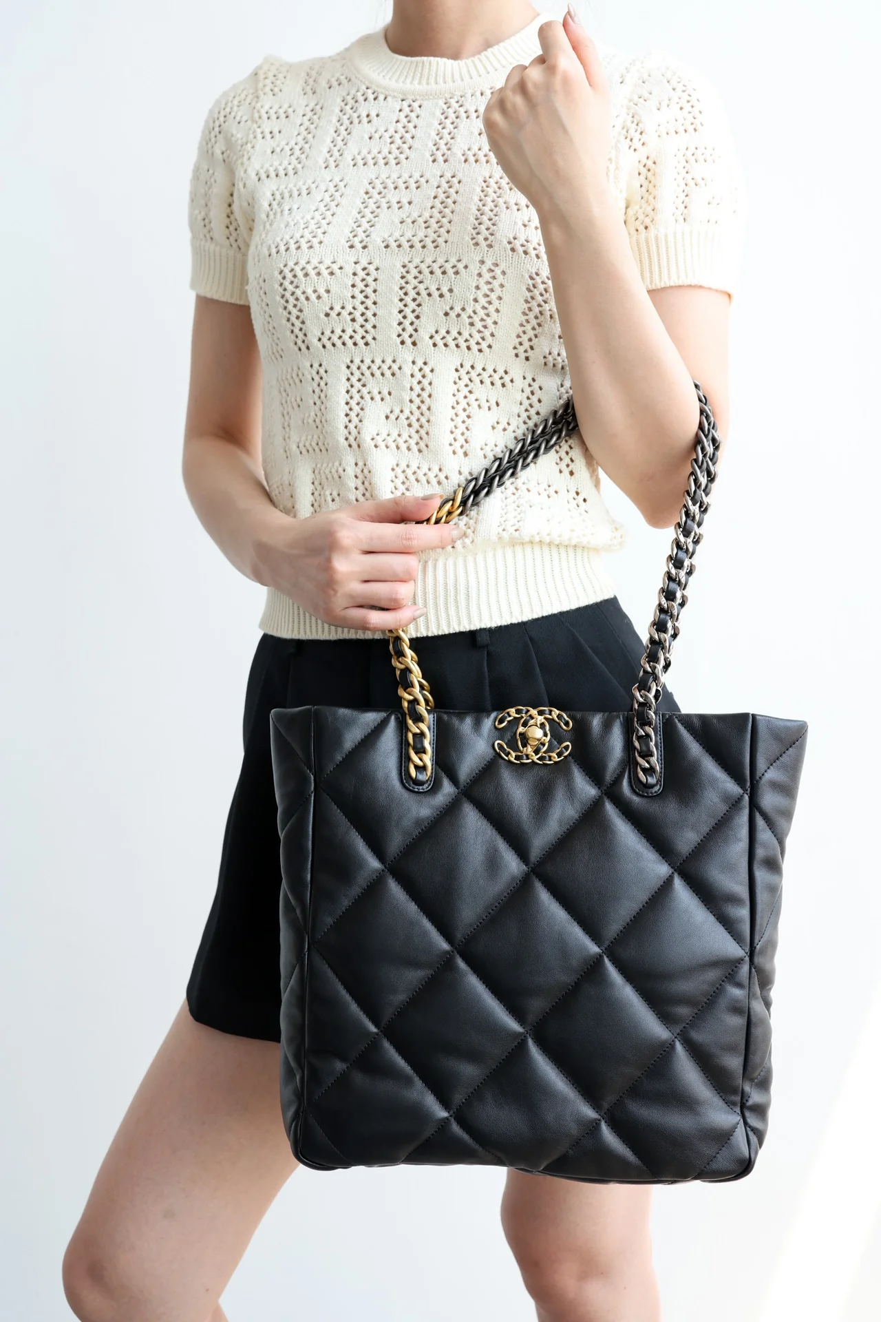 Новинка сезона осень/зима 2022 от Chanel - сумка-шоппер из 19 сумок - черно-золотая.