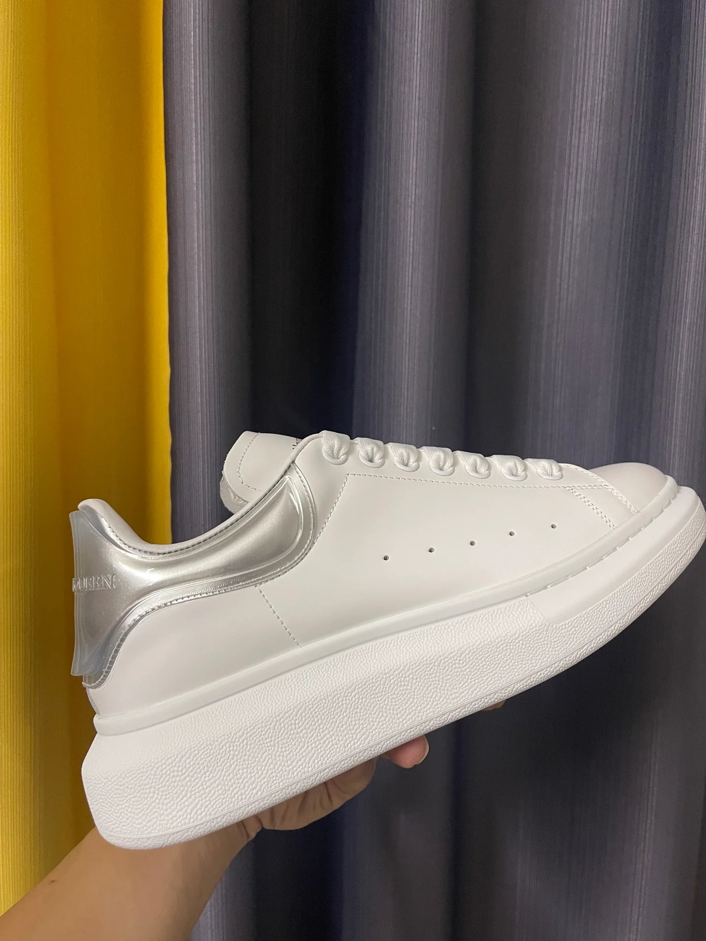 Классические белые кроссовки McQueen - унисекс - серебристый мягкий каблук