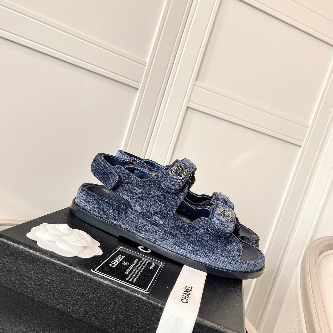 Chanel - Черные кожаные сандалии в клетку