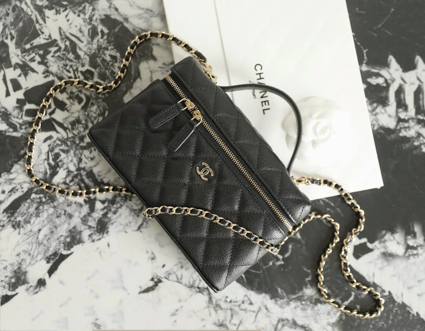 Клатч Chanel 25p-LP в коробочке с небольшим логотипом — черный
