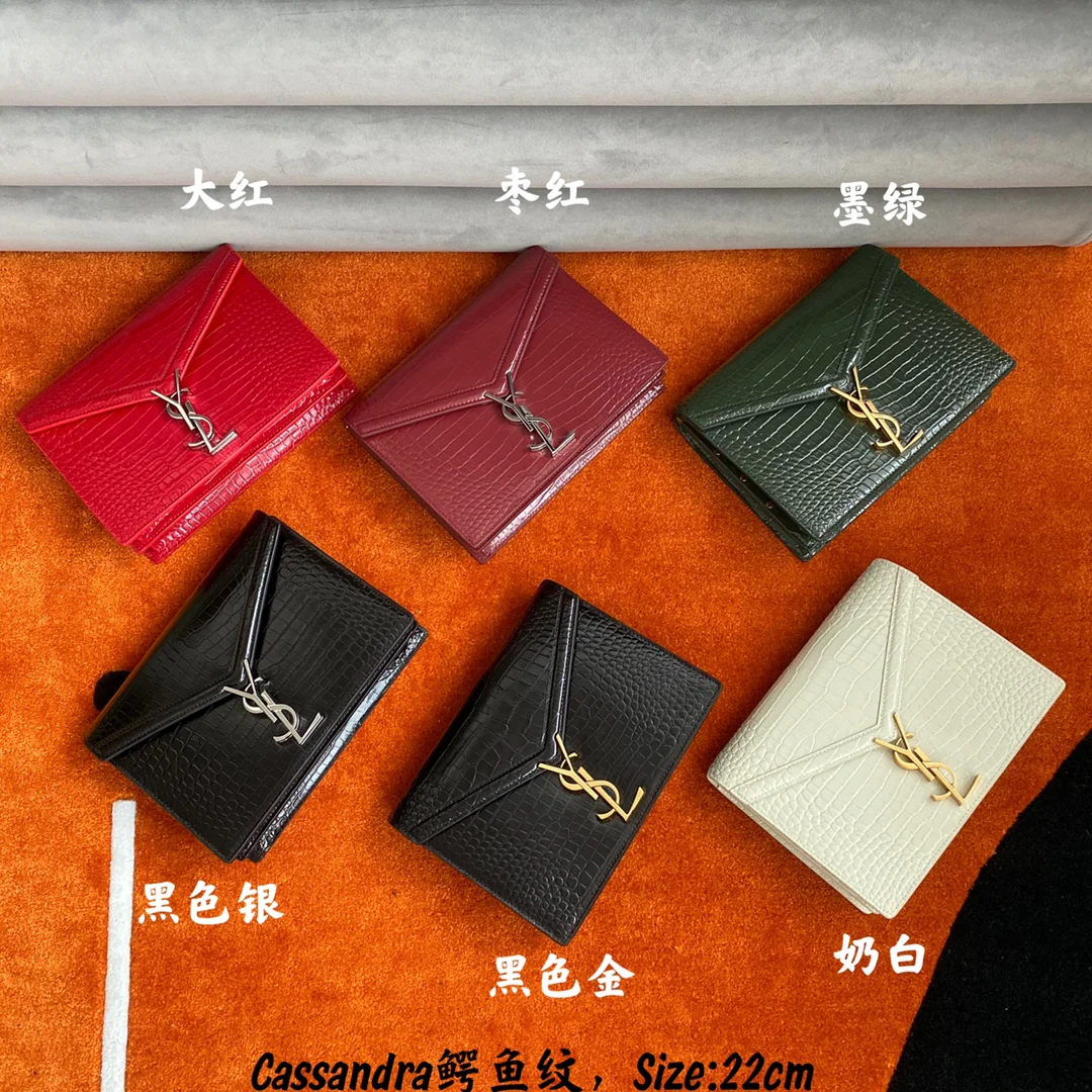 Сумка-конверт YSL Cassandra с крокодиловым узором - изображение из коллекции.