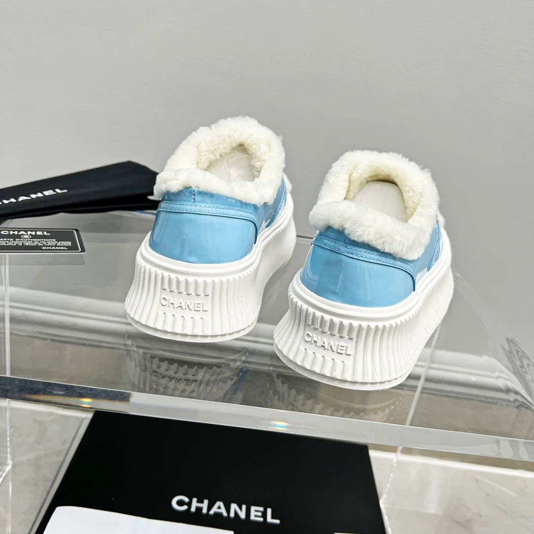 Весенняя коллекция Chanel 2022 — Повседневные туфли на платформе с меховой отделкой — Синие