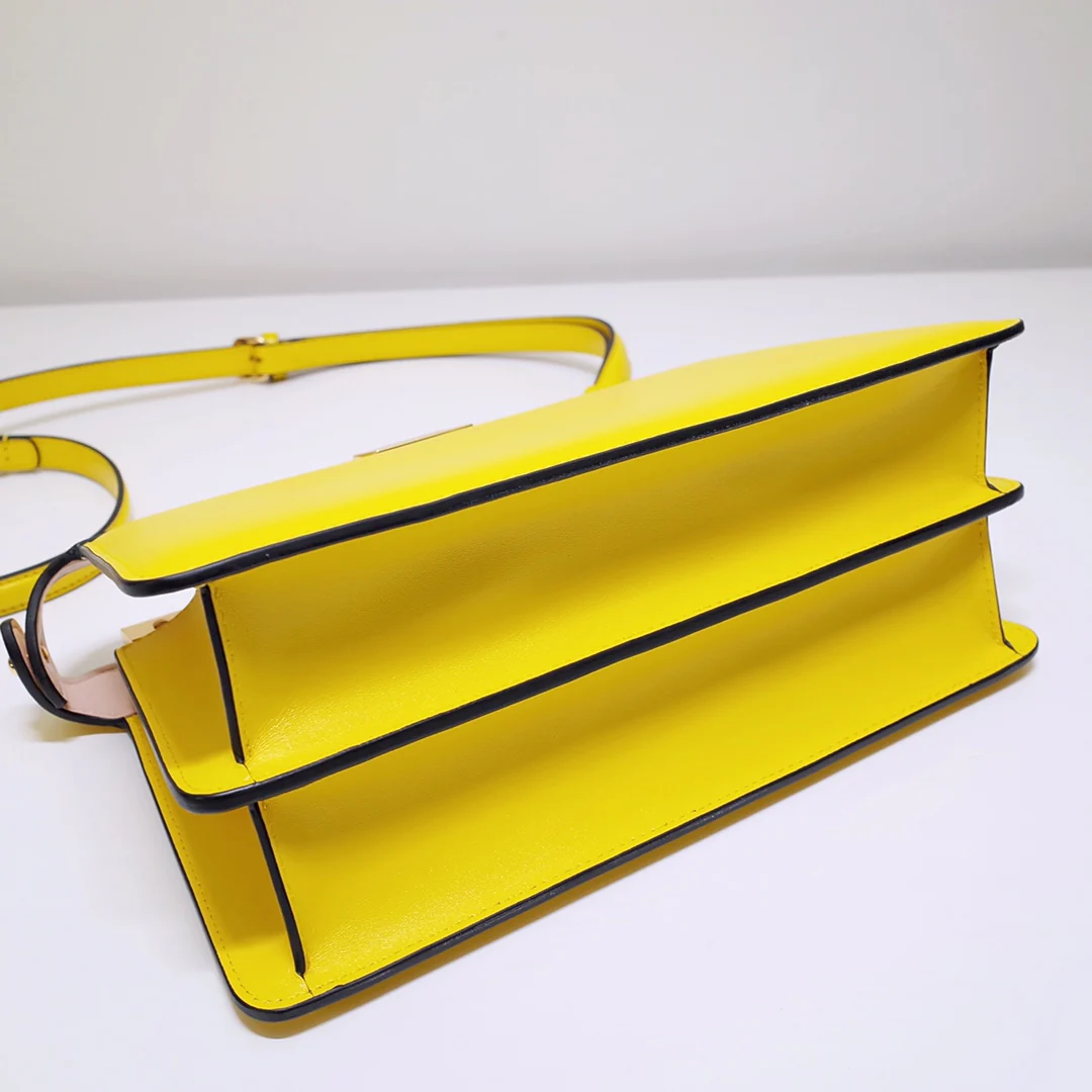 Маленькая желтая кожаная сумка Fendi Peekaboo i-seey