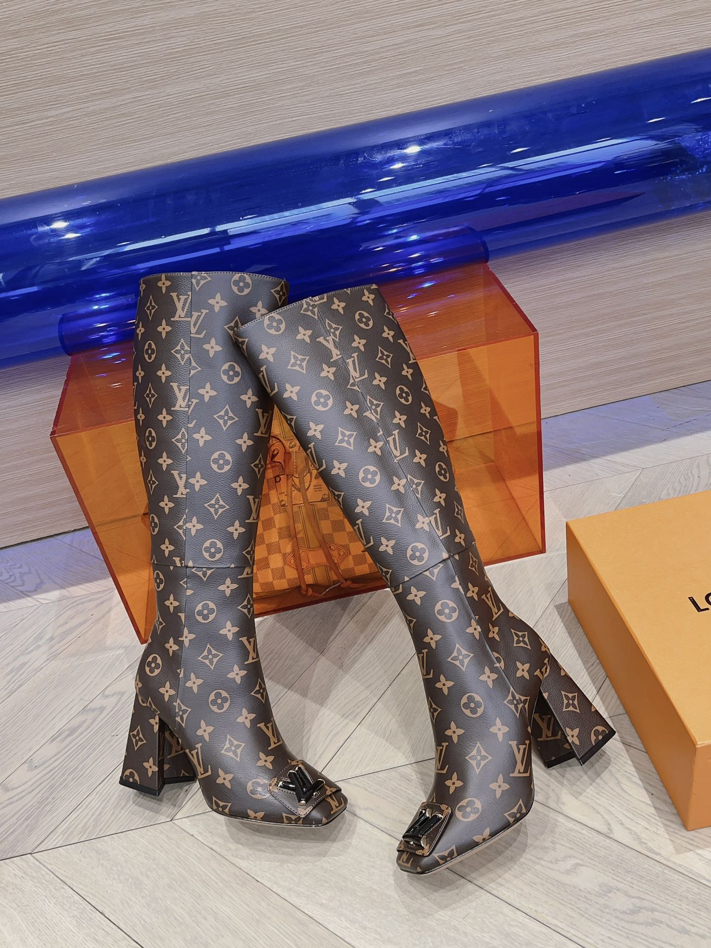 Новые поступления коллекции LV осень/зима 2023 — Ботинки с подиума — Массивные ботинки на высоком каблуке — В стиле монограммы