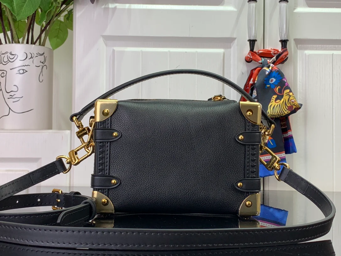 m83080-LV-side-trunk-pm chain bag-black