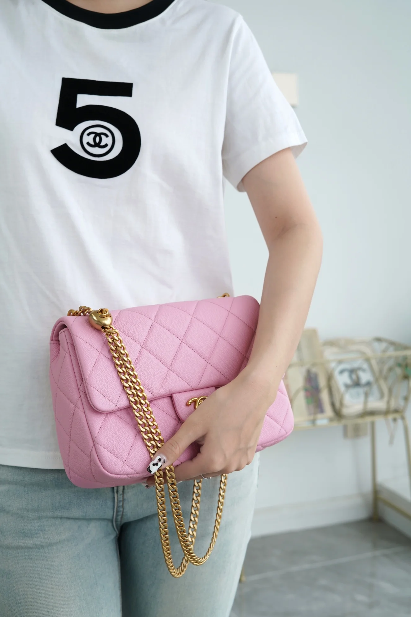 Новинка сезона весна/лето 2023 от Chanel - Сумка на цепочке в форме сердца - CF Bag - Светло-розовая - 24 см