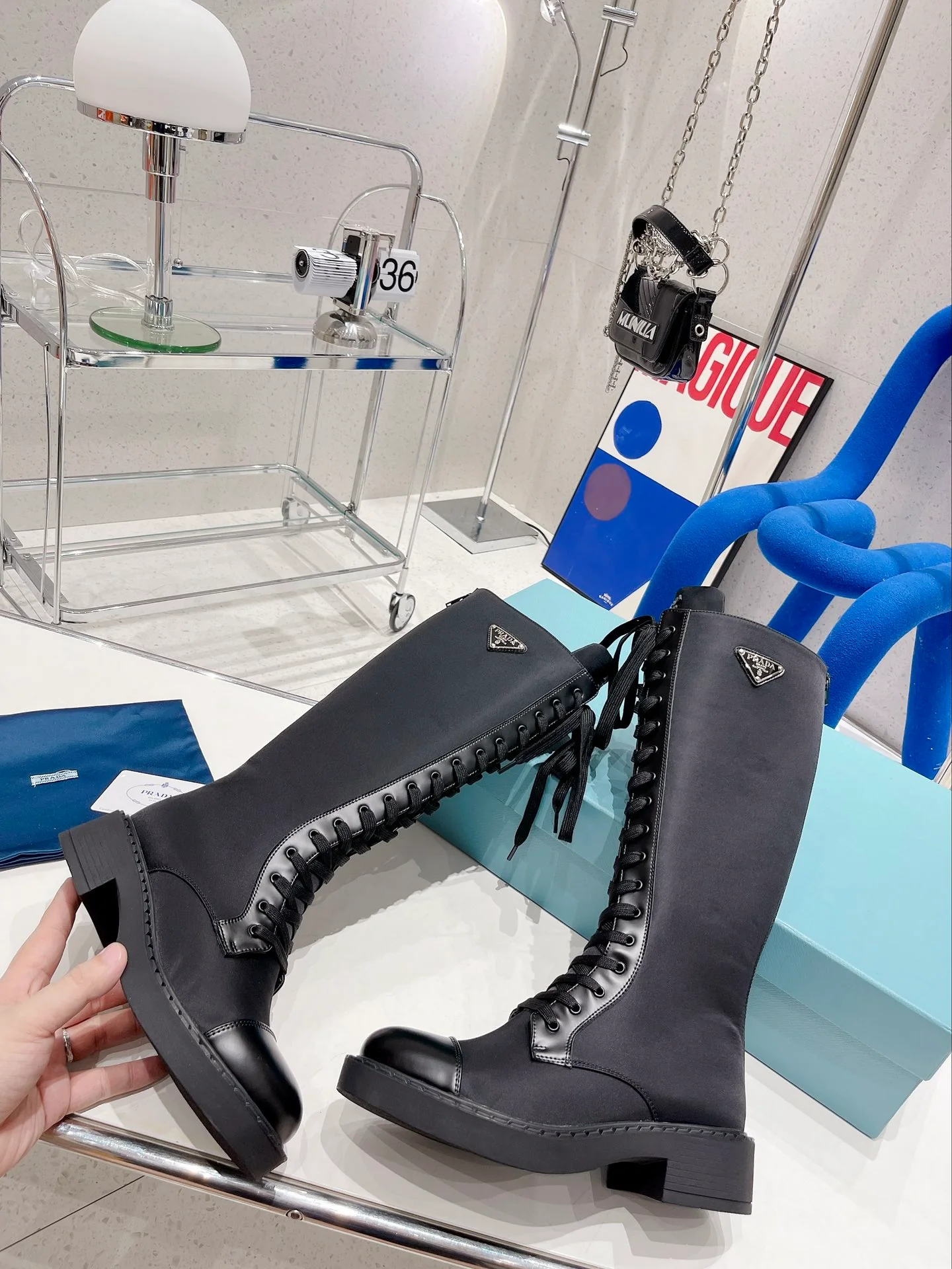 Prada, подиумный показ 2022 года - высокие сапоги - 1