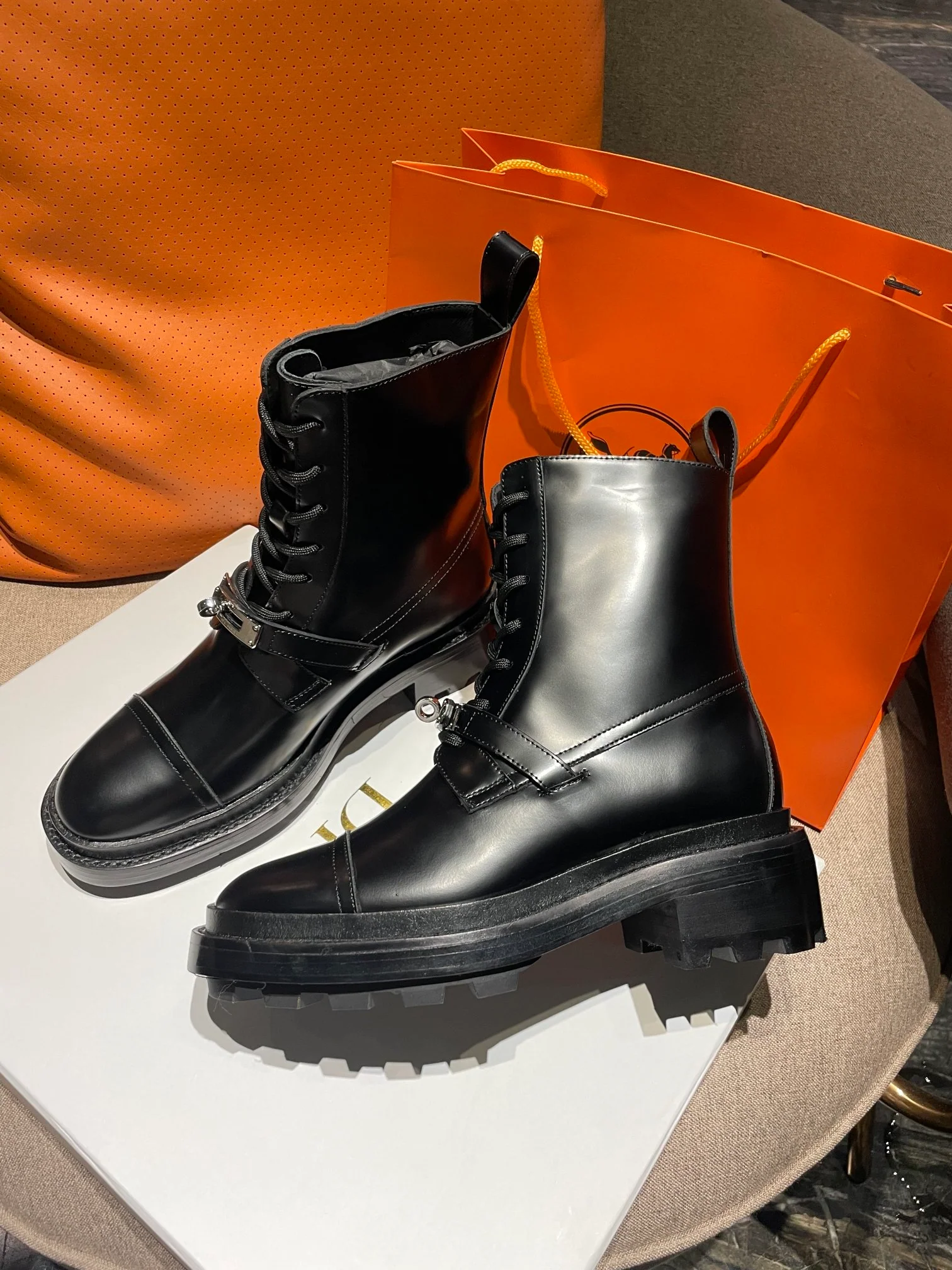 Новинка сезона осень/зима 2022 от Hermes - ботинки Martin с пряжкой H.