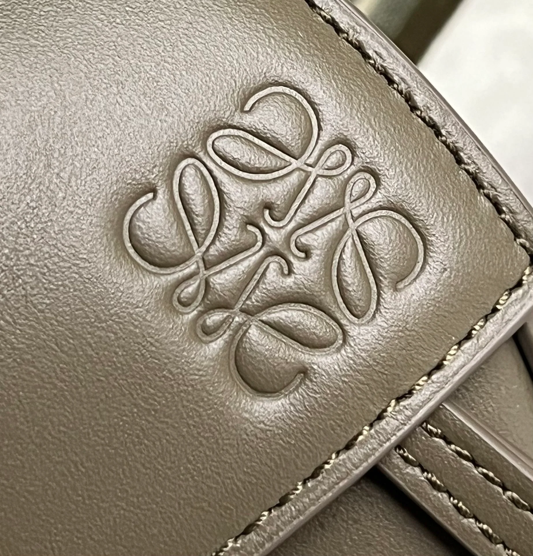 Сумка Loewe Puzzle Geometric с плечевым ремнем в виде буквы — темно-зеленая.