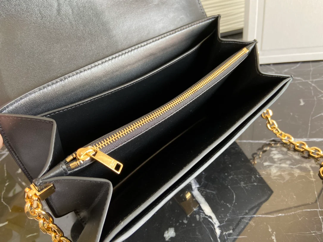 celine-soft-16 кожаная сумка на цепочке-1