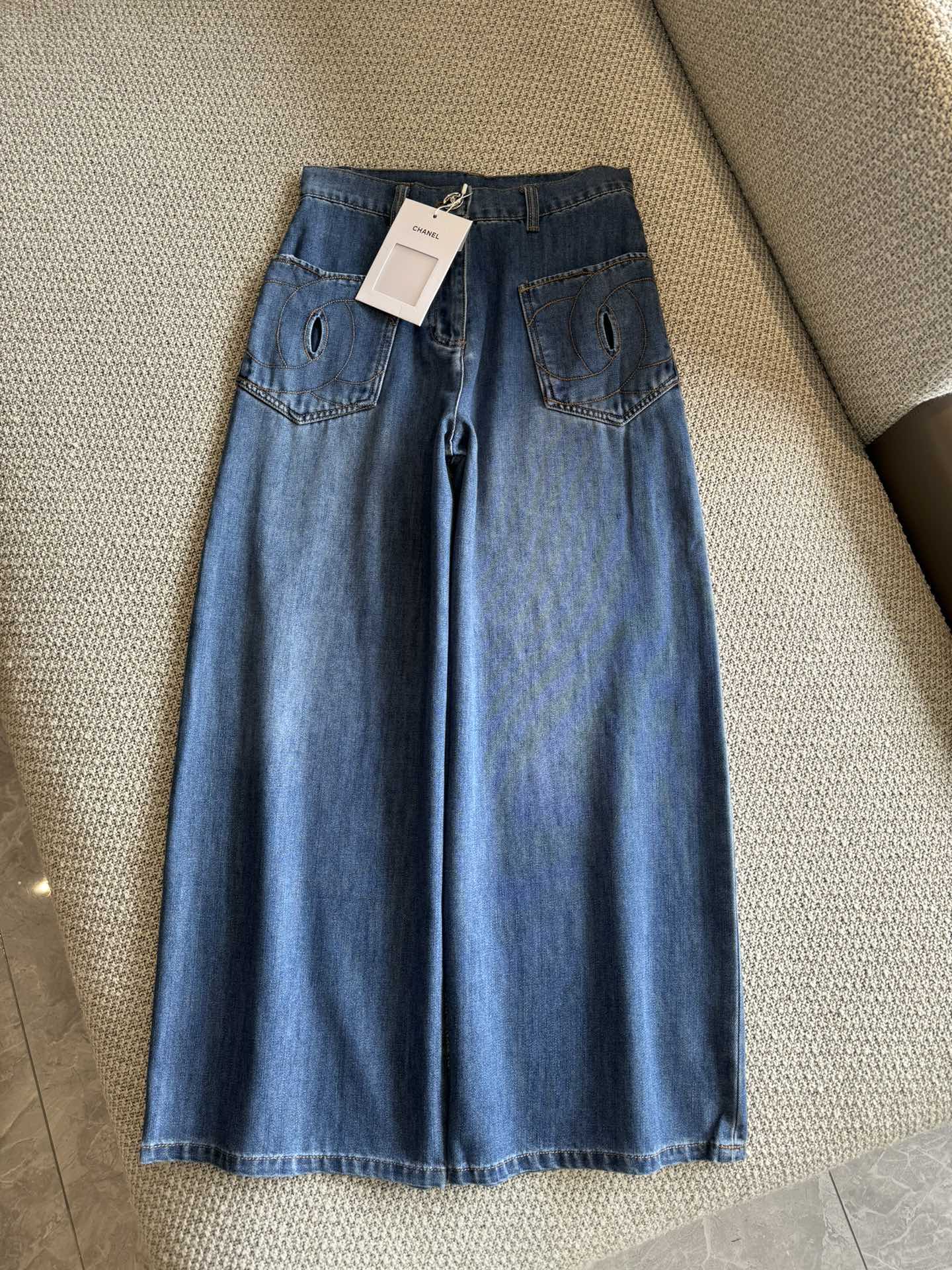 Новые джинсы Chanel 2403-24 с карманами и прямым кроем