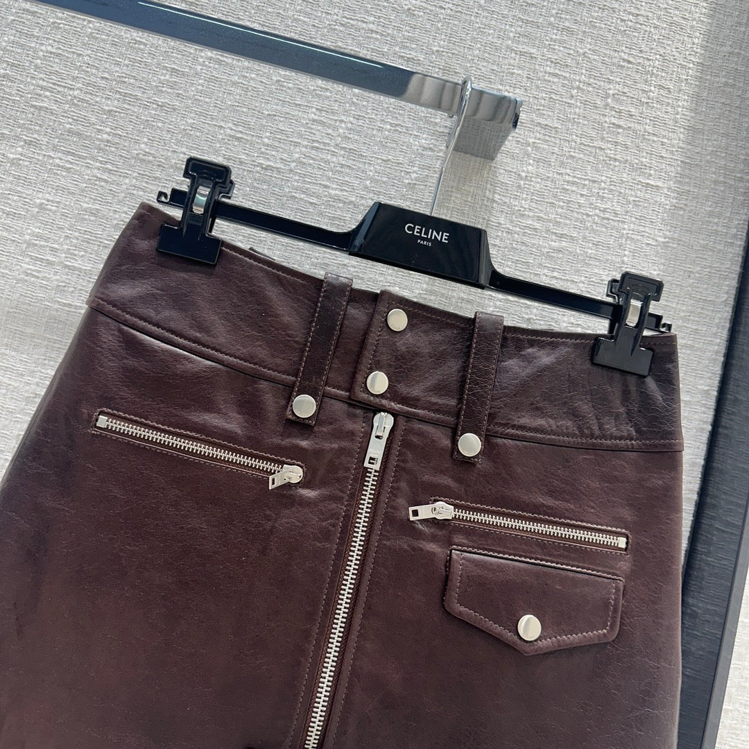 Новинка сезона весна/лето 2024 от Celine - юбка из овечьей кожи в стиле панк - коричневая.