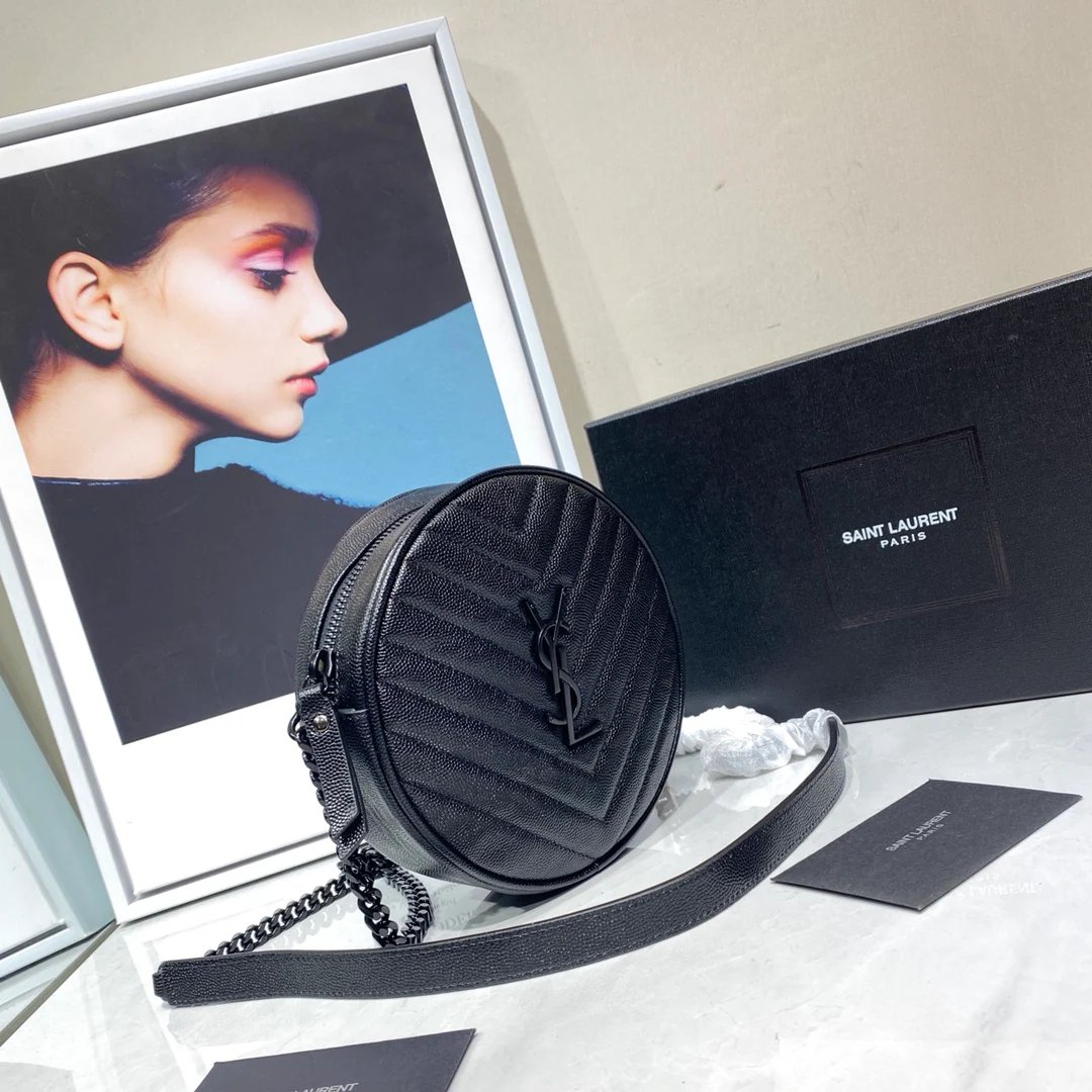 Маленькая круглая сумка YSL Vinyle - черная с черной пряжкой.