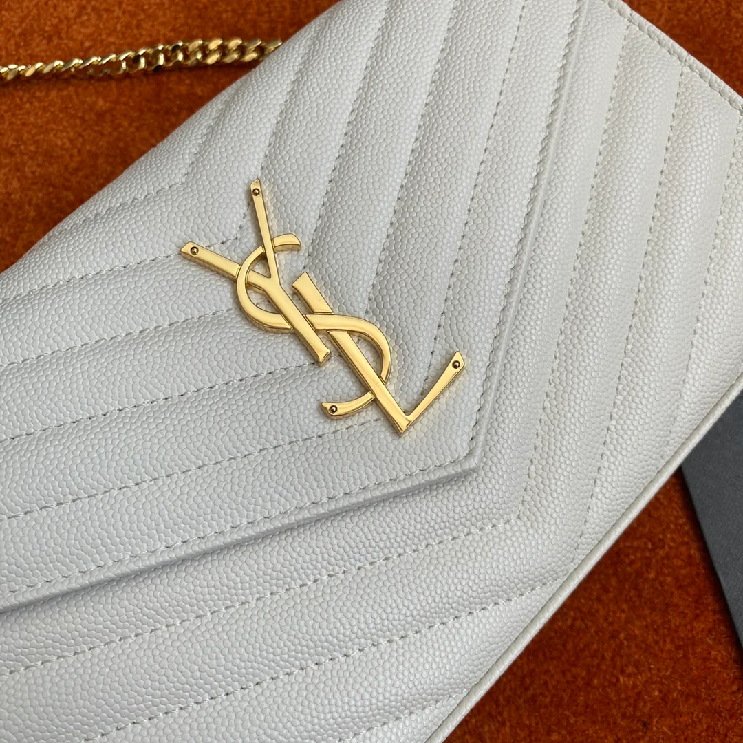 Сумочка-конверт YSL с монограммой из икры — белая с золотой фурнитурой.