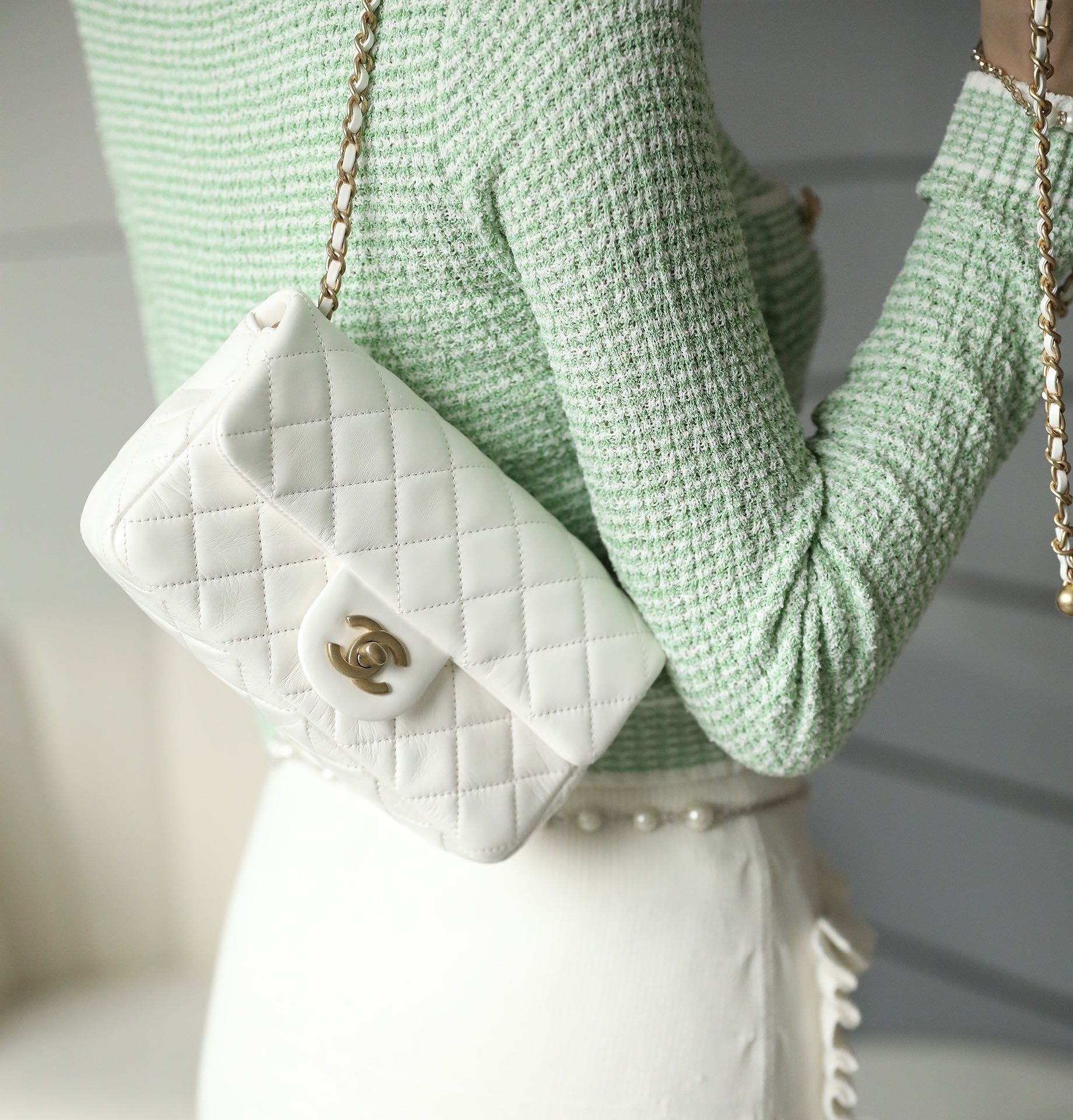 Chanel - Золотая сумка-клапан с шариком из углеродного волокна - Белая