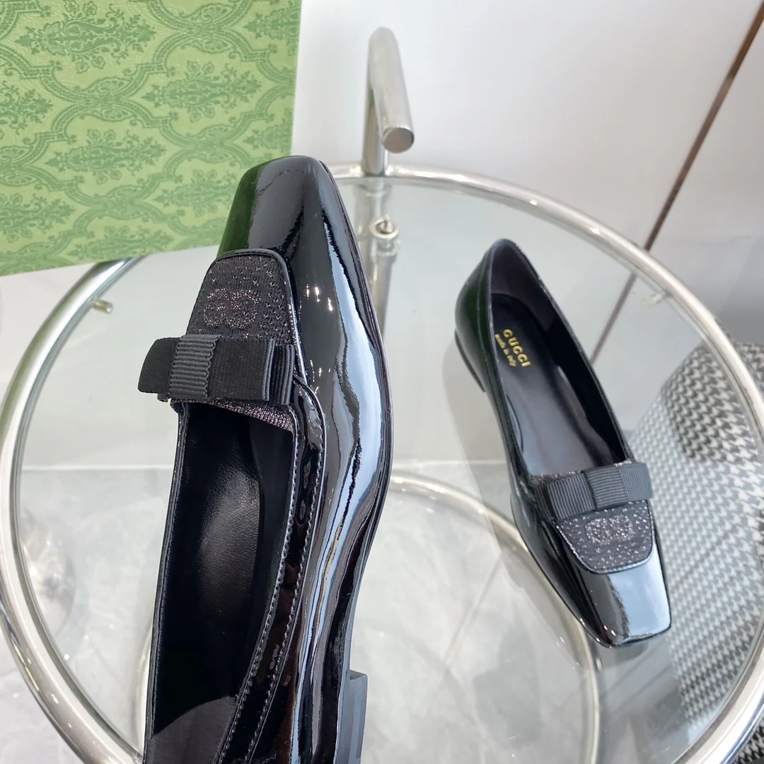 Новинка 2023 года от Gucci - балетки с квадратным носком и бантом.