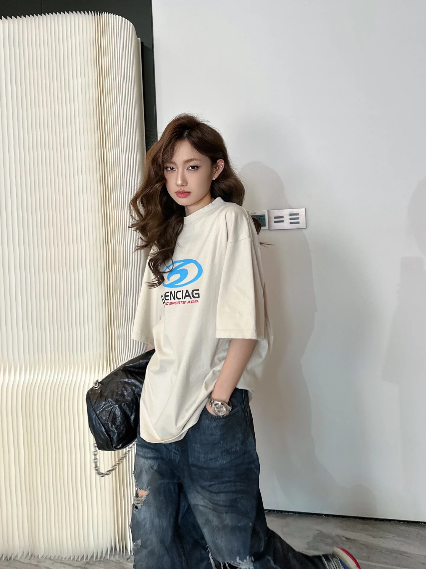 Футболка Balenciaga 2403 Surfer Maxi Loose Cotton Short-Sleeve Tee абрикосового цвета.