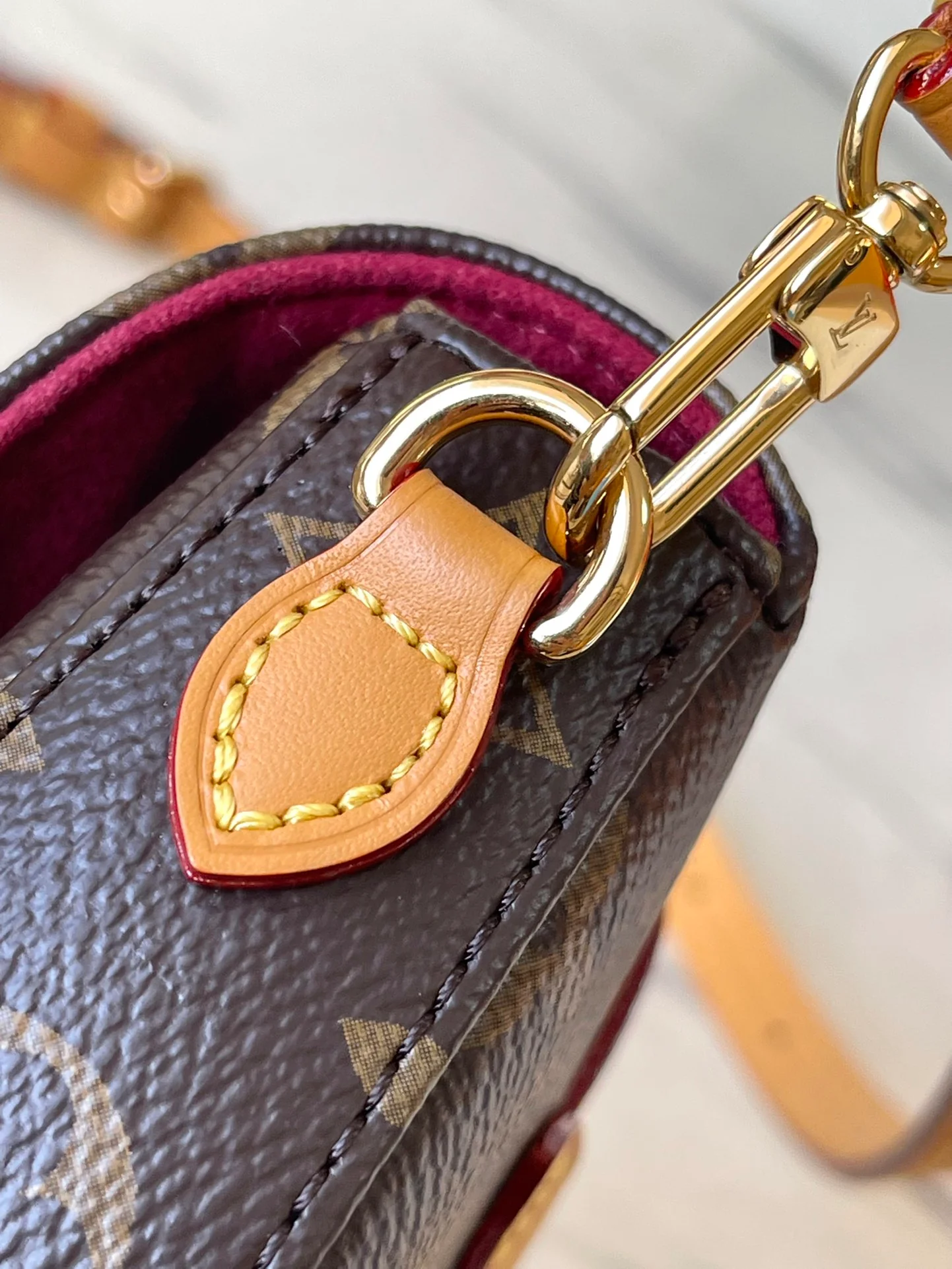 m46643-LV-Classic Shield Bag-Small