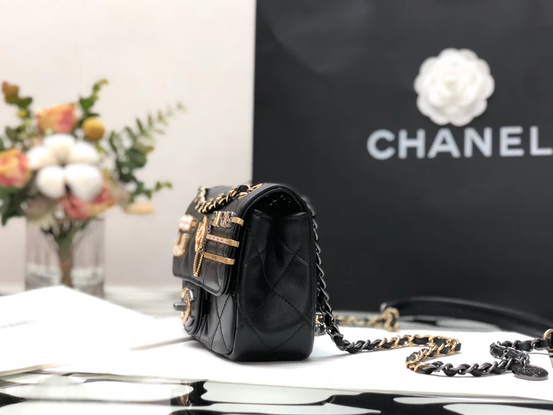 Новинка сезона осень/зима 2022 от Chanel - сумка Badge Flap Bag.