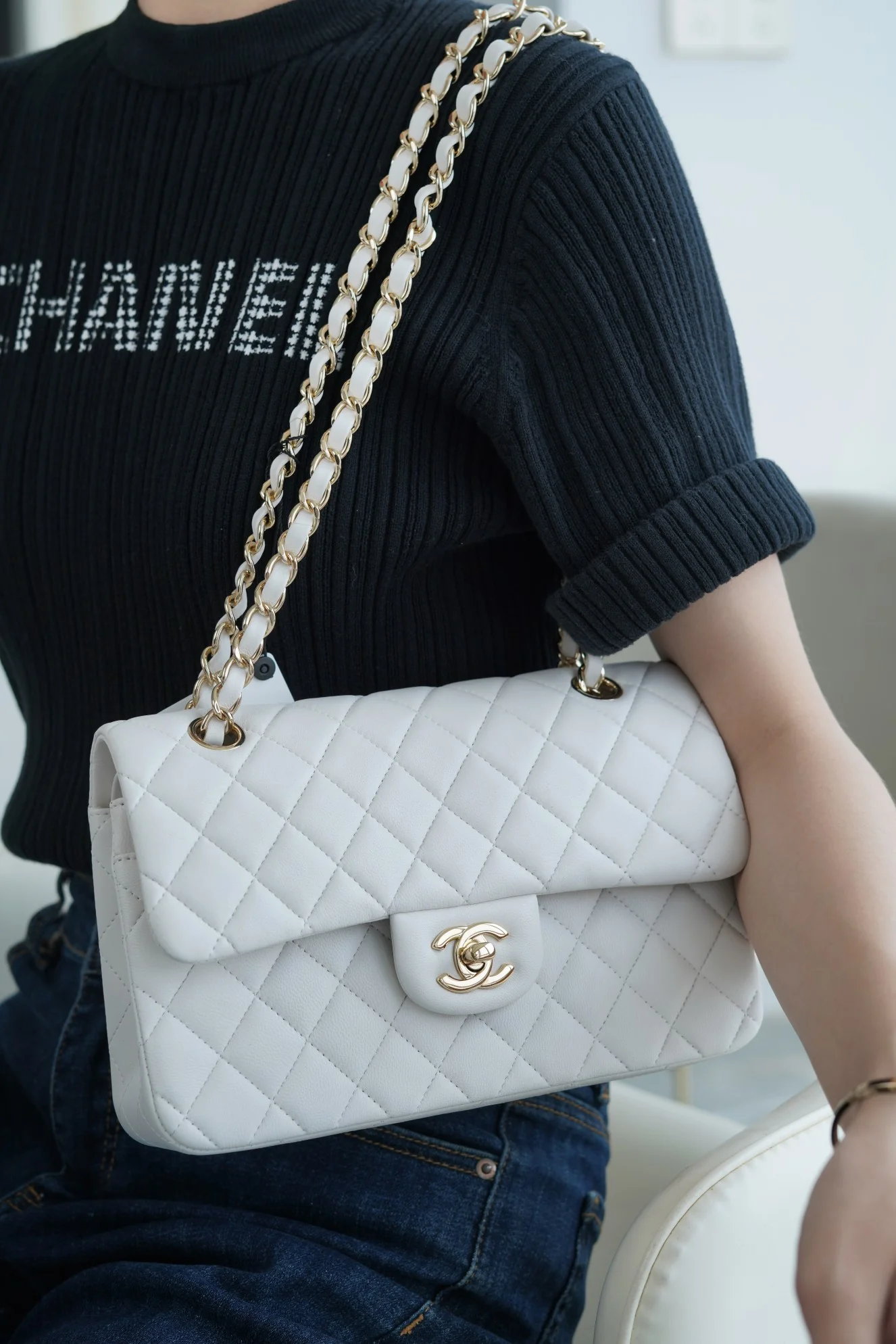 Классическая сумка Chanel с клапаном - белая.