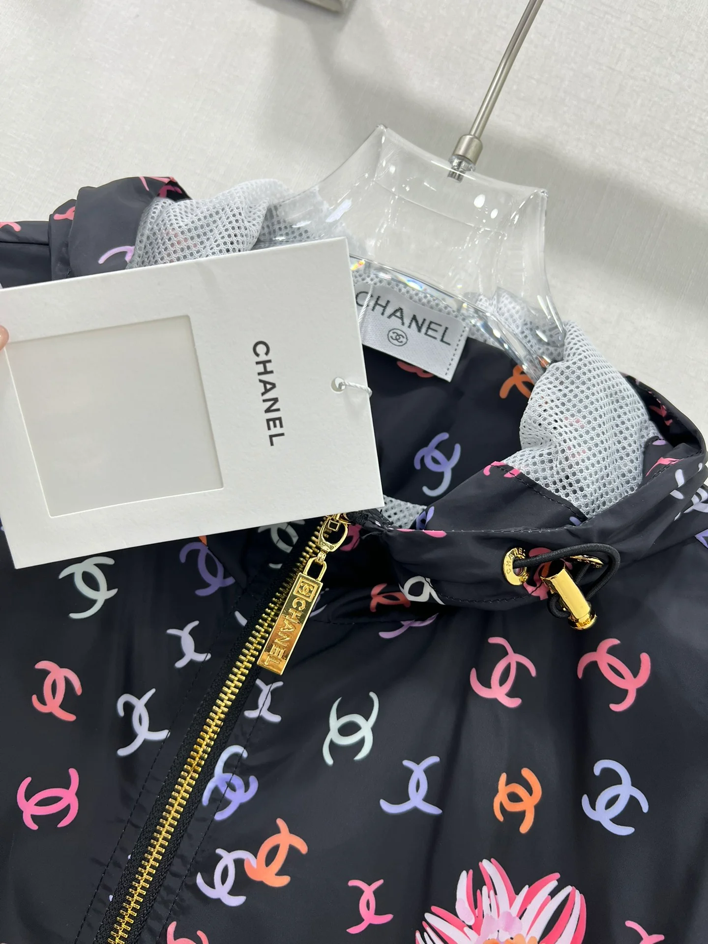 Солнцезащитный костюм Chanel 2404 с принтом - черный