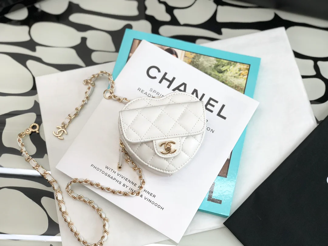 Поясная сумка Chanel с сердечком