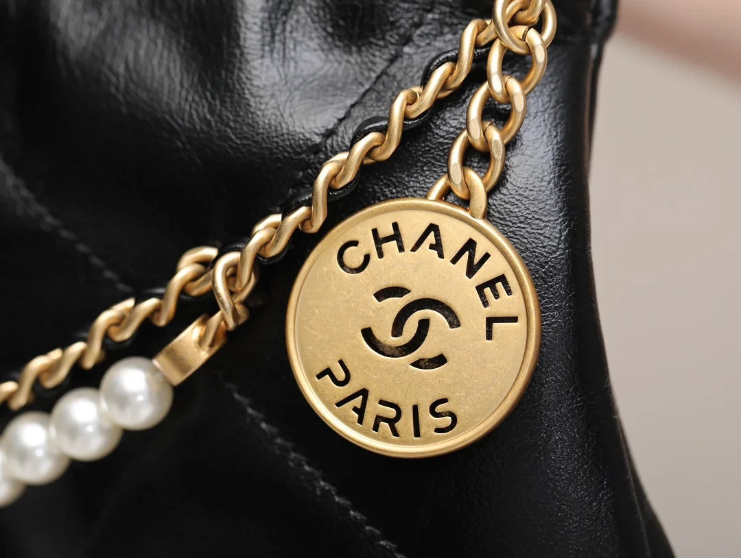 Новинка сезона весна/лето 2023 от Chanel - сумка 22 - мини - черный жемчуг - фото в действии