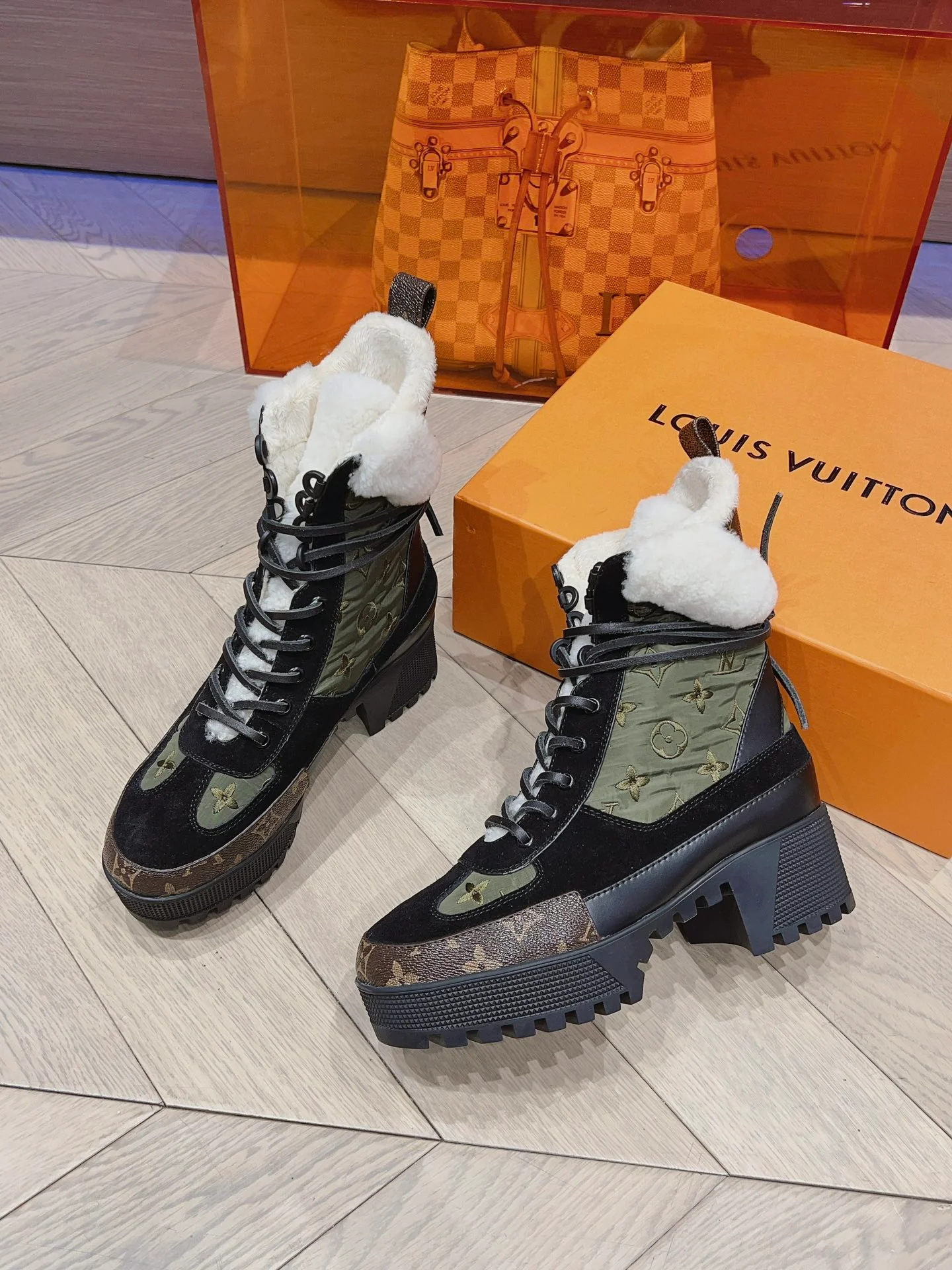 Новинка сезона осень/зима 2023 от LV - Ботинки Мартин на массивном каблуке - зеленые