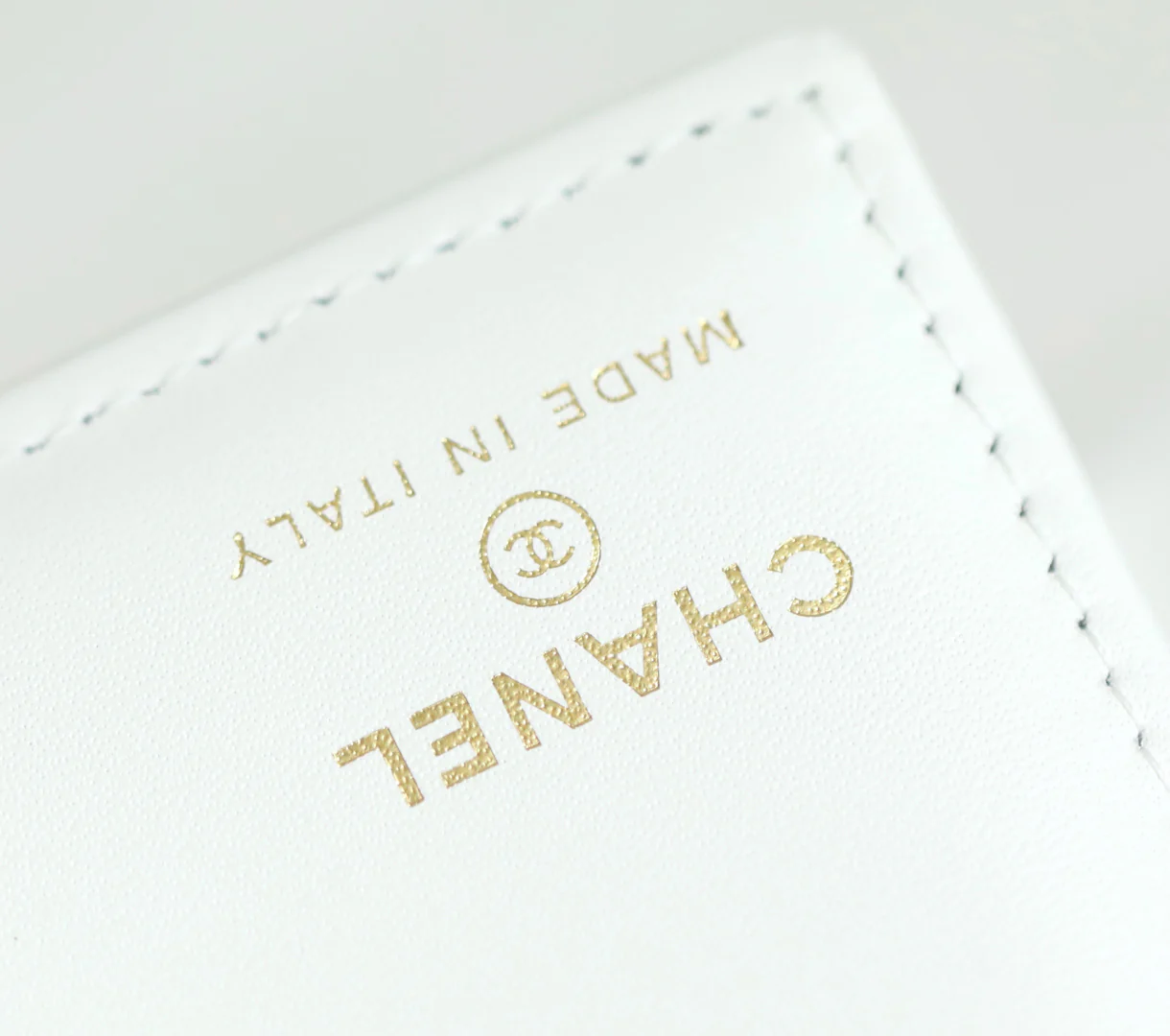 Chanel - телячья кожа 25 карат с пряжкой из белого и светлого золота.