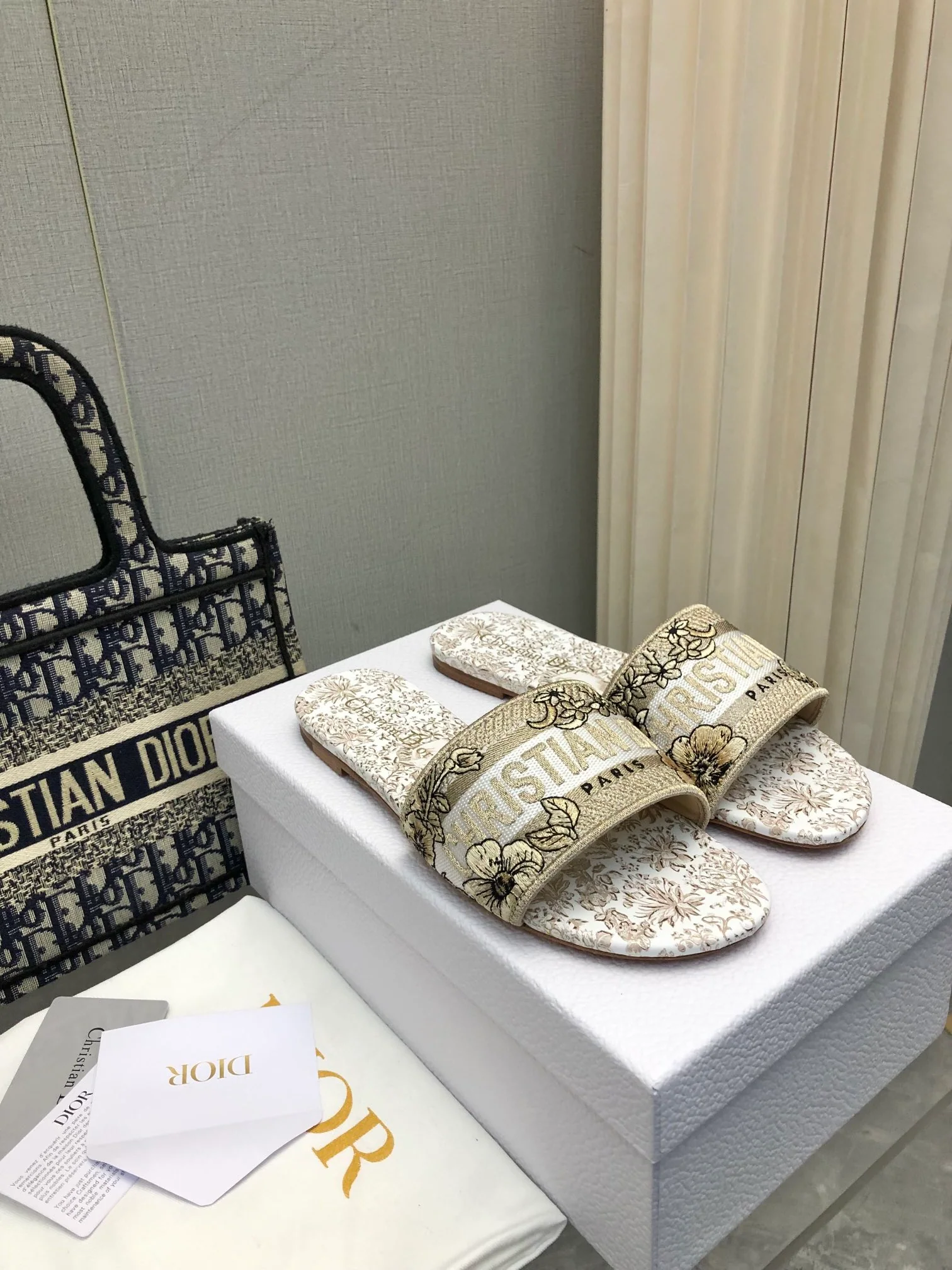 Тапочки Dior 2024 с цветочной вышивкой - кофейно-коричневый