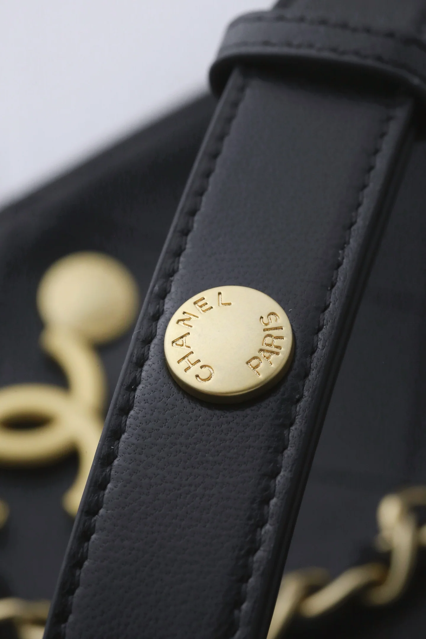 Сумка Chanel в стиле хиппи с золотой монетой 25 пенсов — черно-золотая.