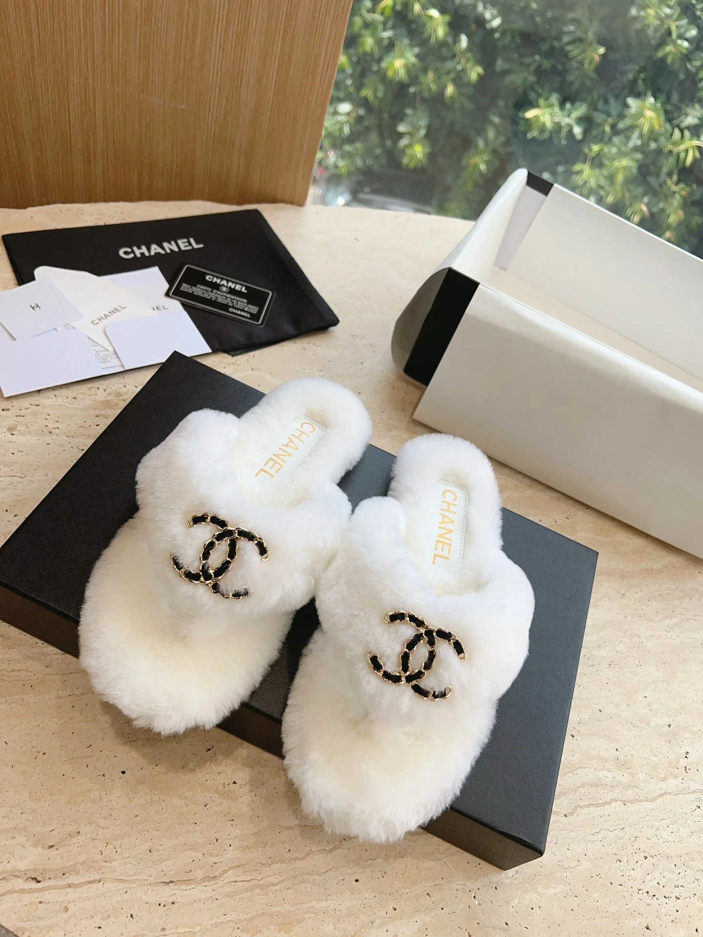 Новинка 2023 года от Chanel - Меховые шлепанцы - Белые