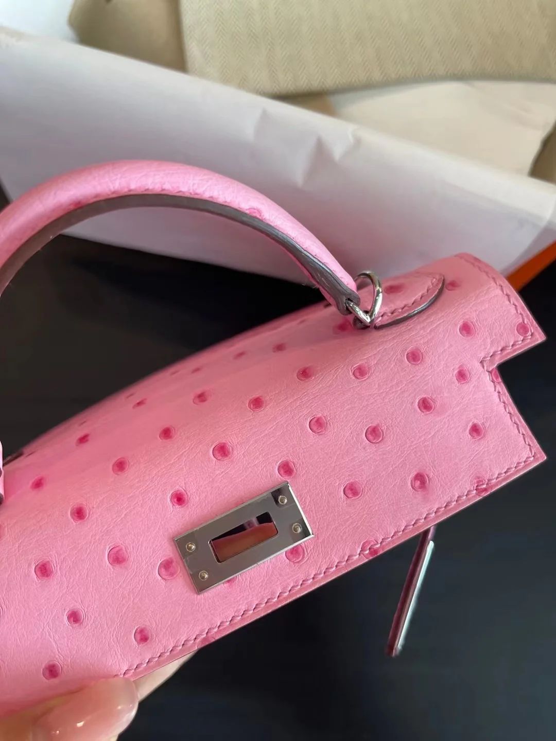 Миниатюрная пряжка Hermes Kelly Mini 2nd Generation из страусиной кожи с эффектом ?пузырьковой пудры?