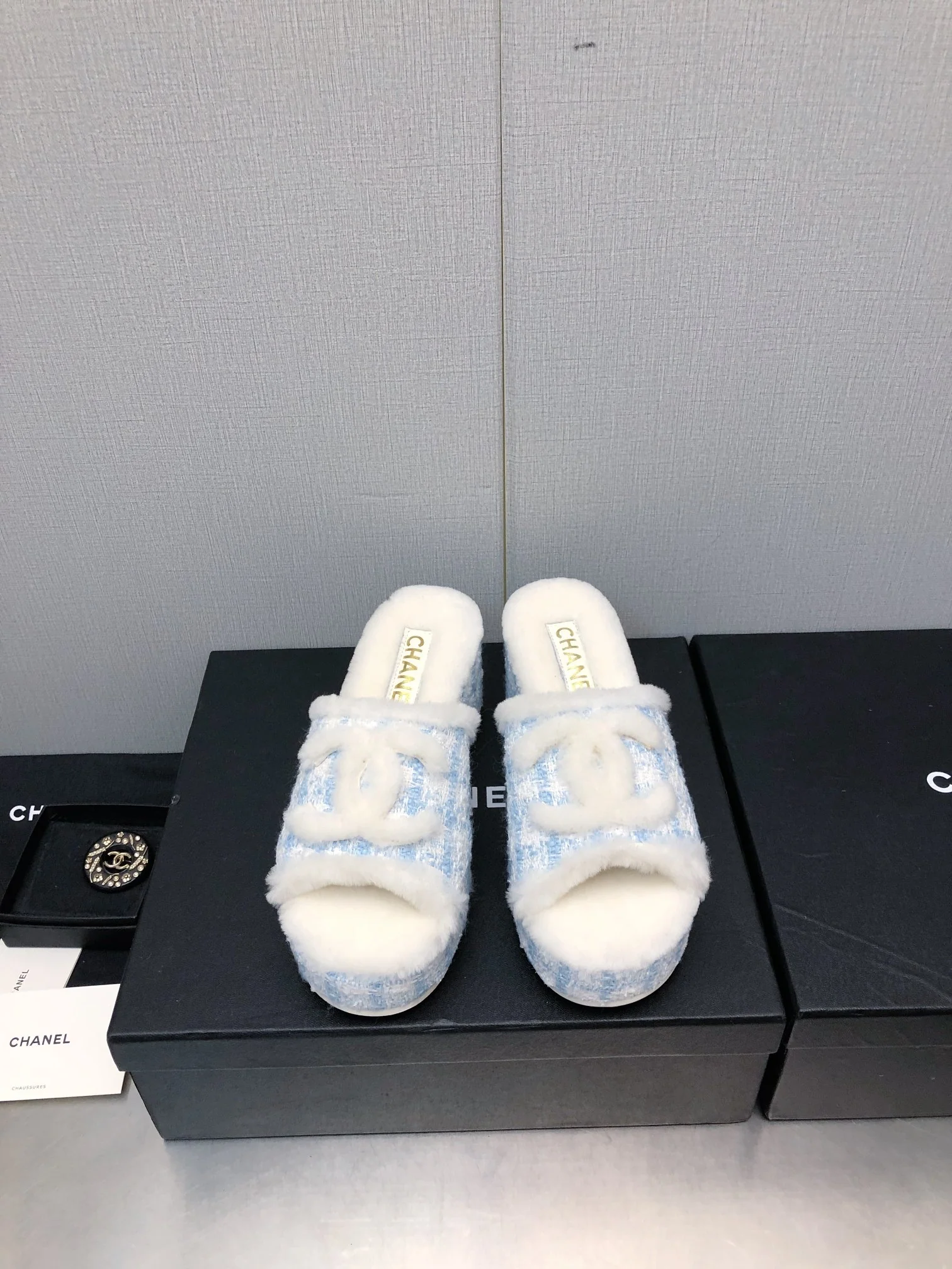 Новинка сезона осень/зима 2023 от Chanel - шерстяные сандалии в клетку сзади - светло-голубые.