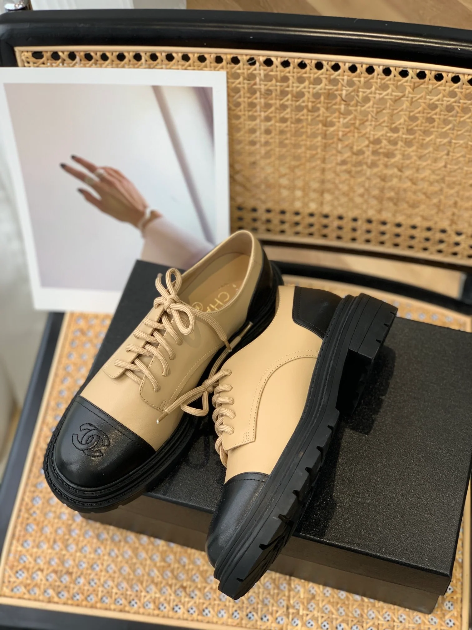 Классические туфли Chanel на массивном каблуке - абрикосового цвета