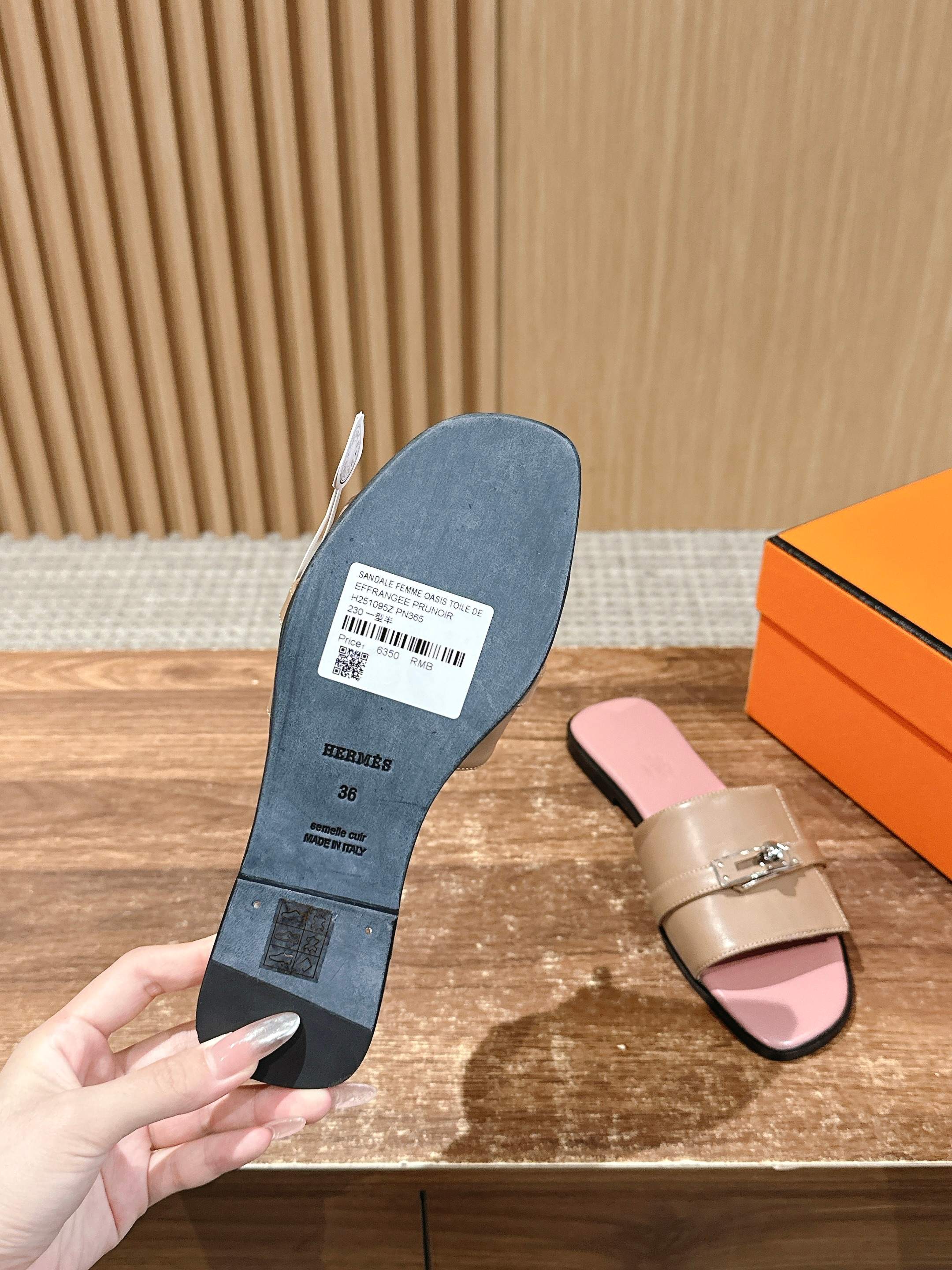 Сандалии Hermes Kelly с пряжкой, розовые.