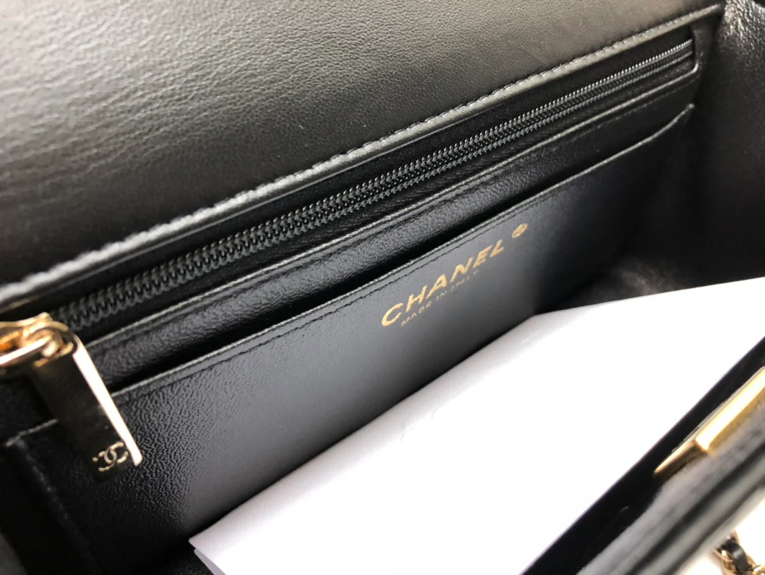 Коллекция Chanel Весна/Лето 2022 - Сумка-клапан на запястье - Овечья кожа