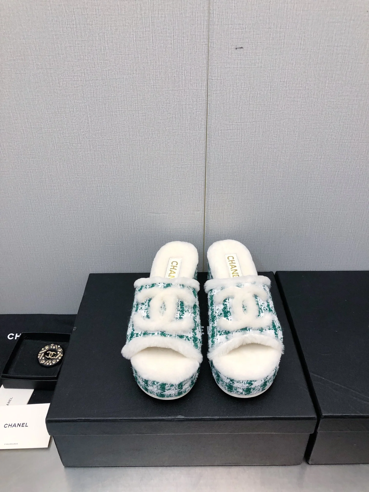 Новинка сезона осень/зима 2023 от Chanel - шерстяные сандалии в клетку - зеленые.