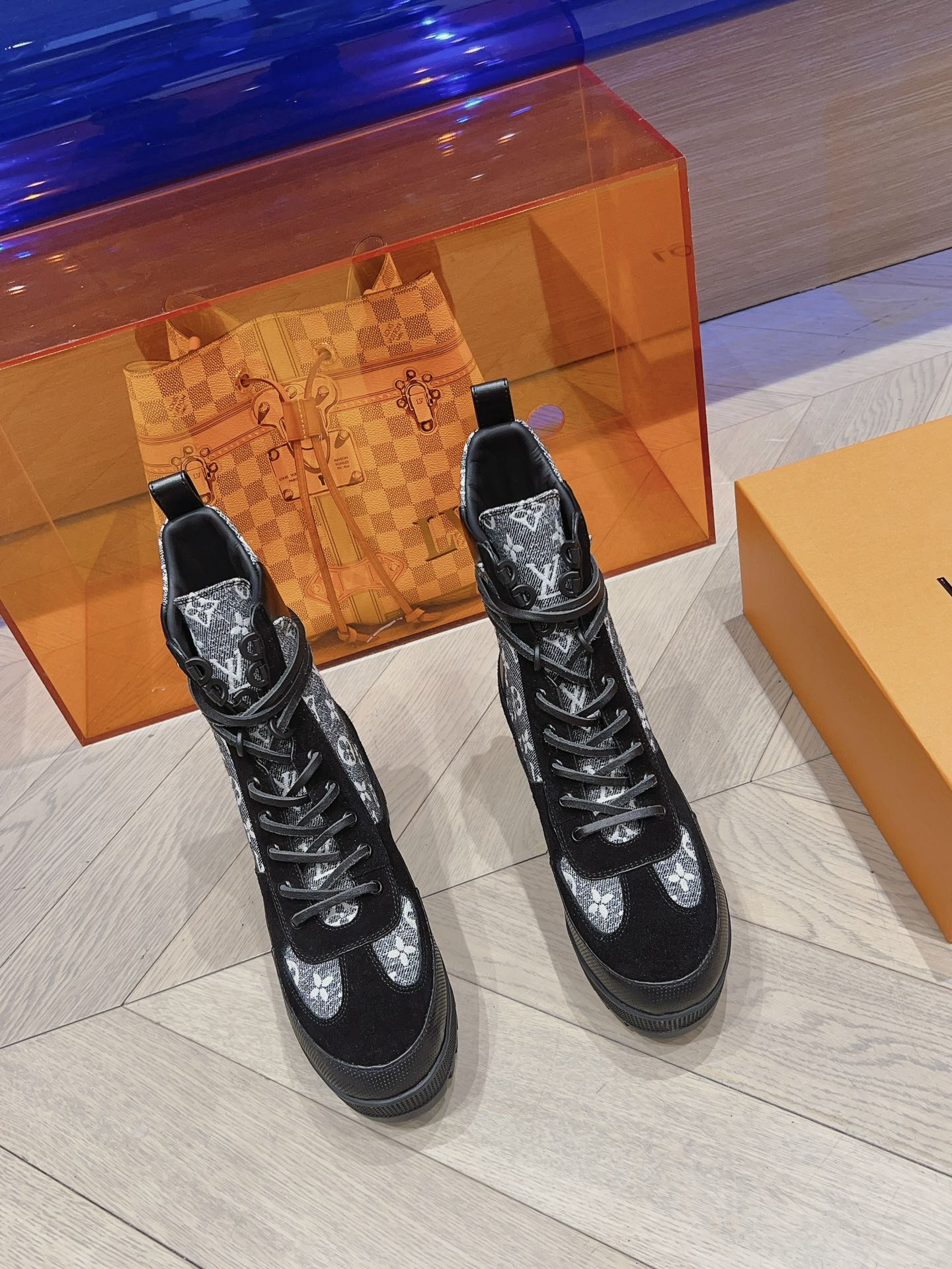 Новинка осенне-зимней коллекции LV 2023 — Ботинки Мартин на высоком каблуке — Черная серия — Модель 2