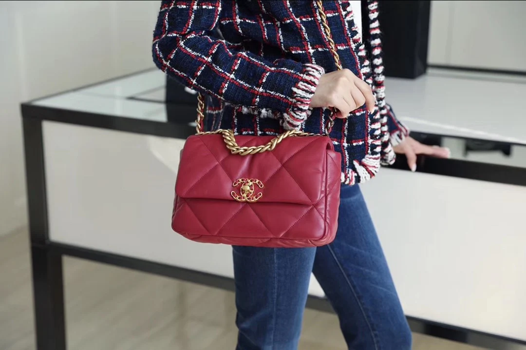 Сумка Chanel 19 — маленькая, сапфирово-красная.