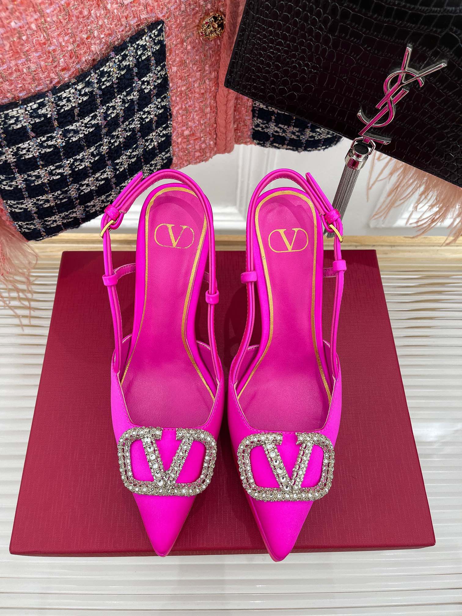 Новинка сезона весна/лето 2023 от Valentino - Босоножки на высоком каблуке с V-образным вырезом - 11 см - Серебристо-розовые