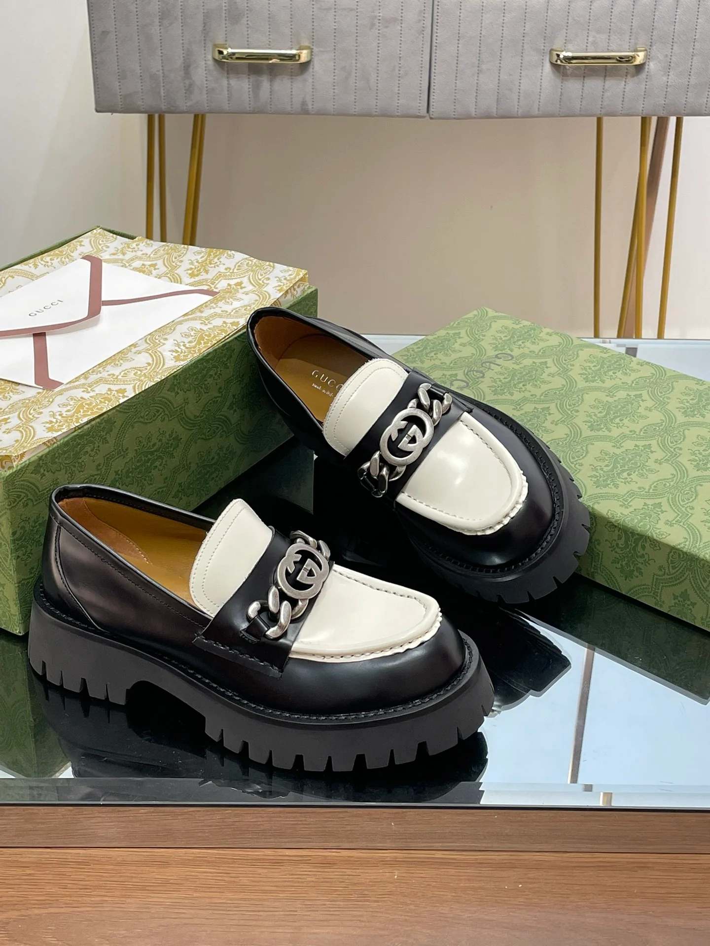 Лоферы Gucci с рифленой подошвой и переплетающимися двойными буквами G.