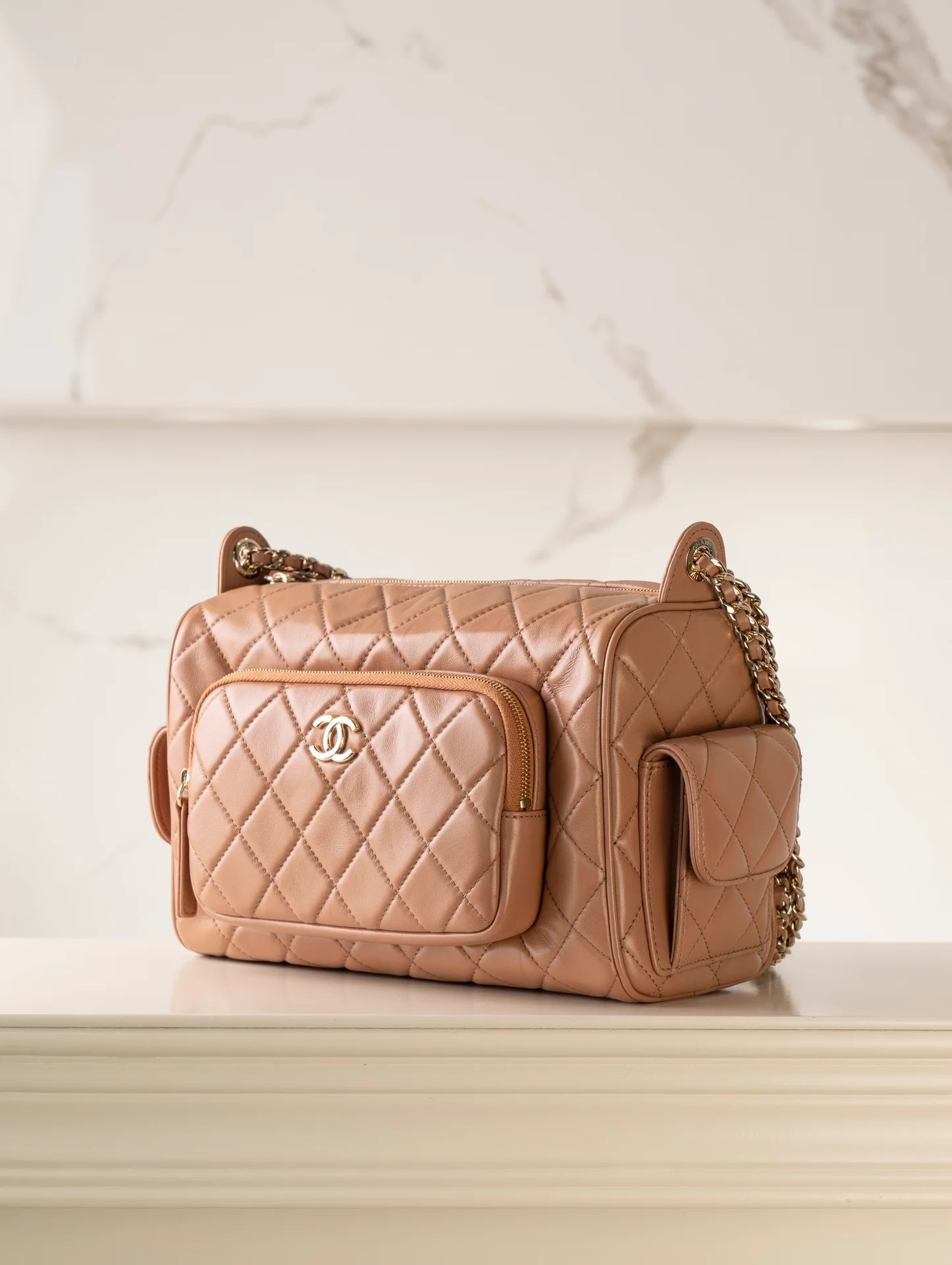 Сумка-фотоаппарат Chanel с плетеной цепочкой, черная и золотая (большая), цвет ?Молочный чай?.