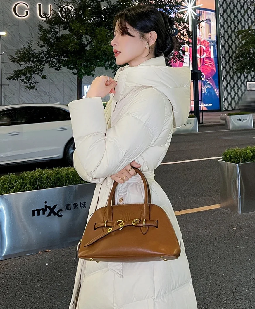 Сумка Miu Miu Adventure из кожи наппа — дубово-коричневый цвет — маленькая — Источник вдохновения для создания образа