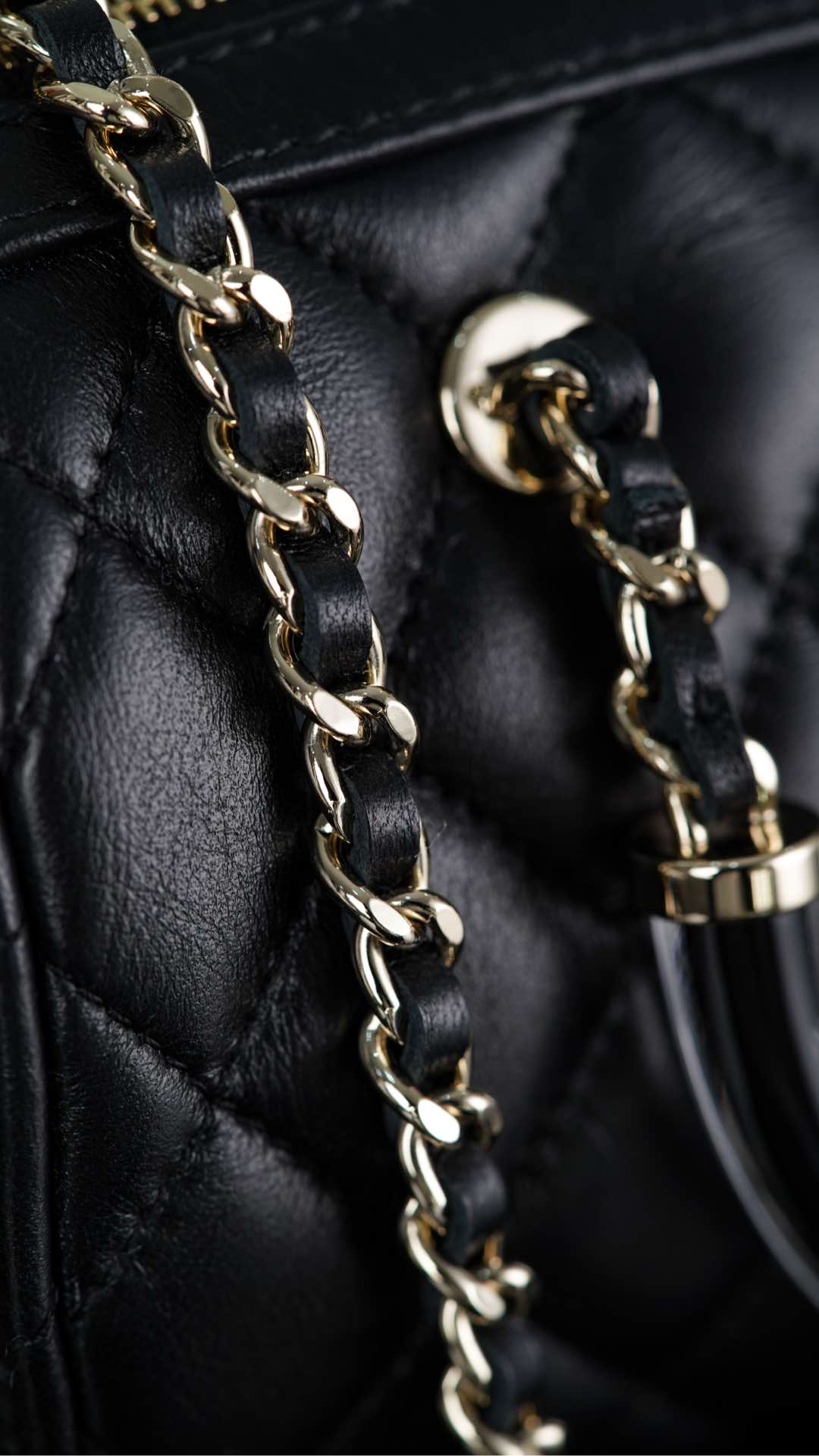 Сумка Chanel 25c Boston Bowling Bag — черно-золотая.