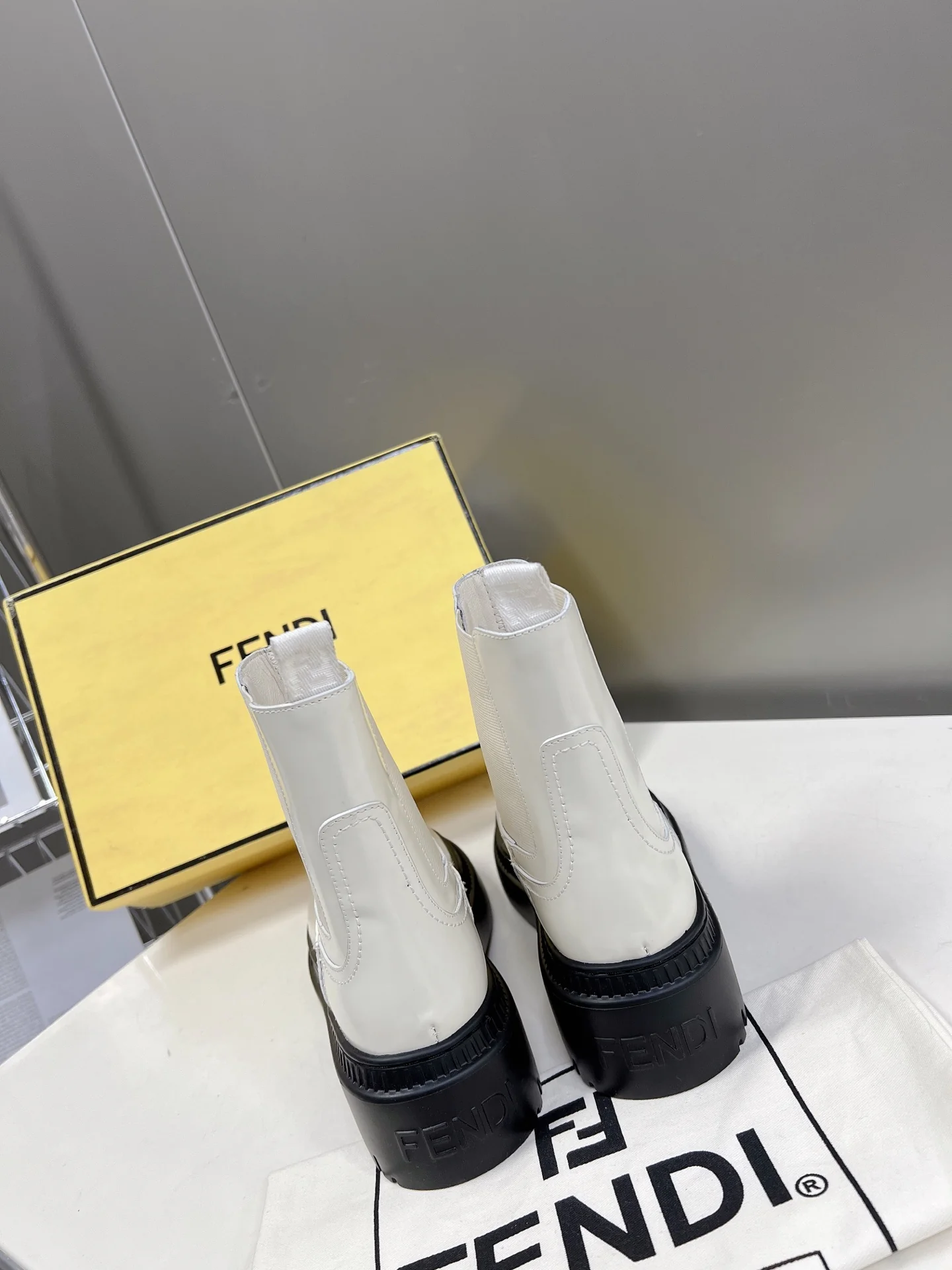 Новинка весны 2022 года от Fendi - Ботильоны - Белые