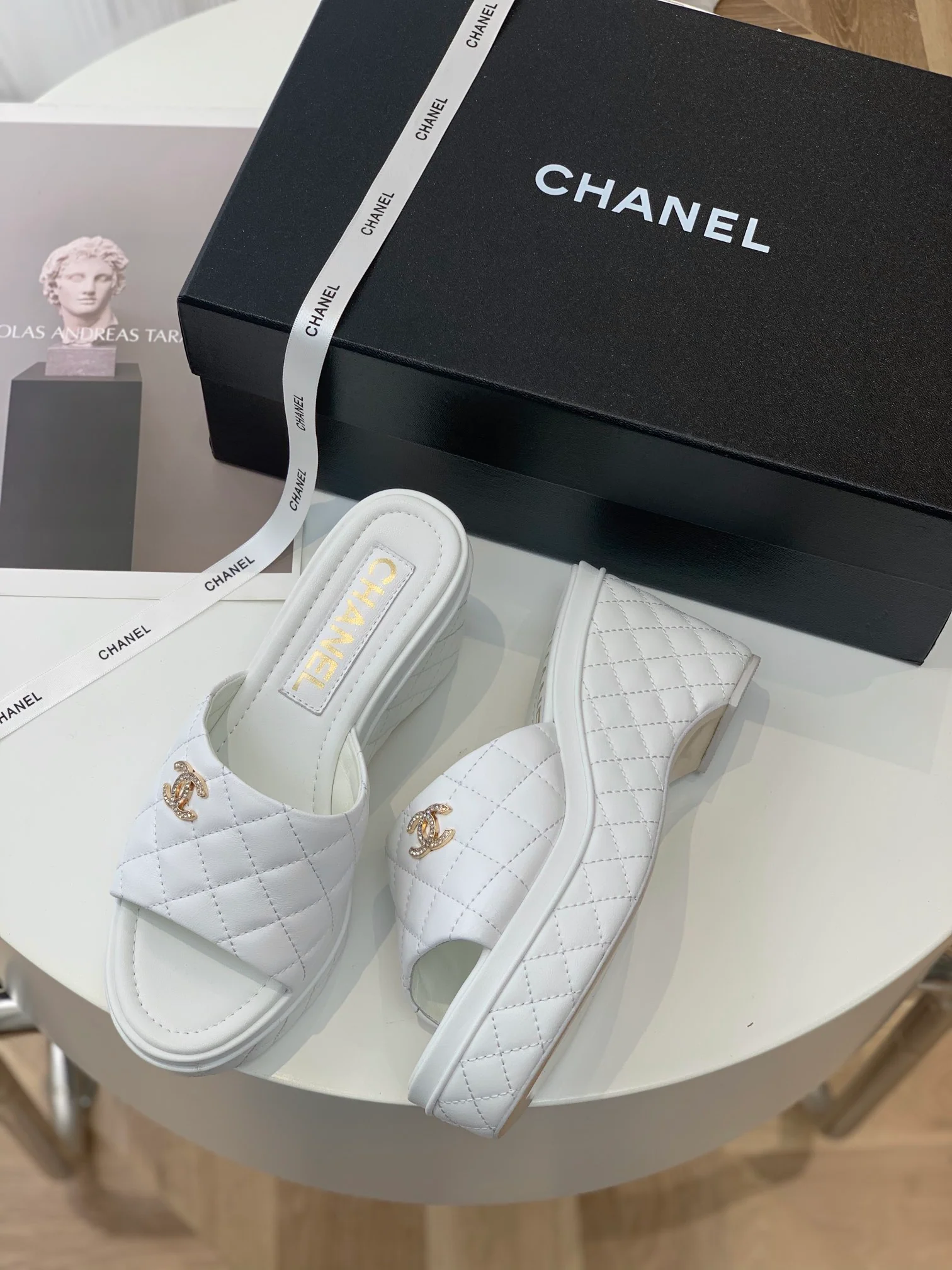 Новинка 2023 года от Chanel - Тапочки на платформе с ромбовидным узором - Белые