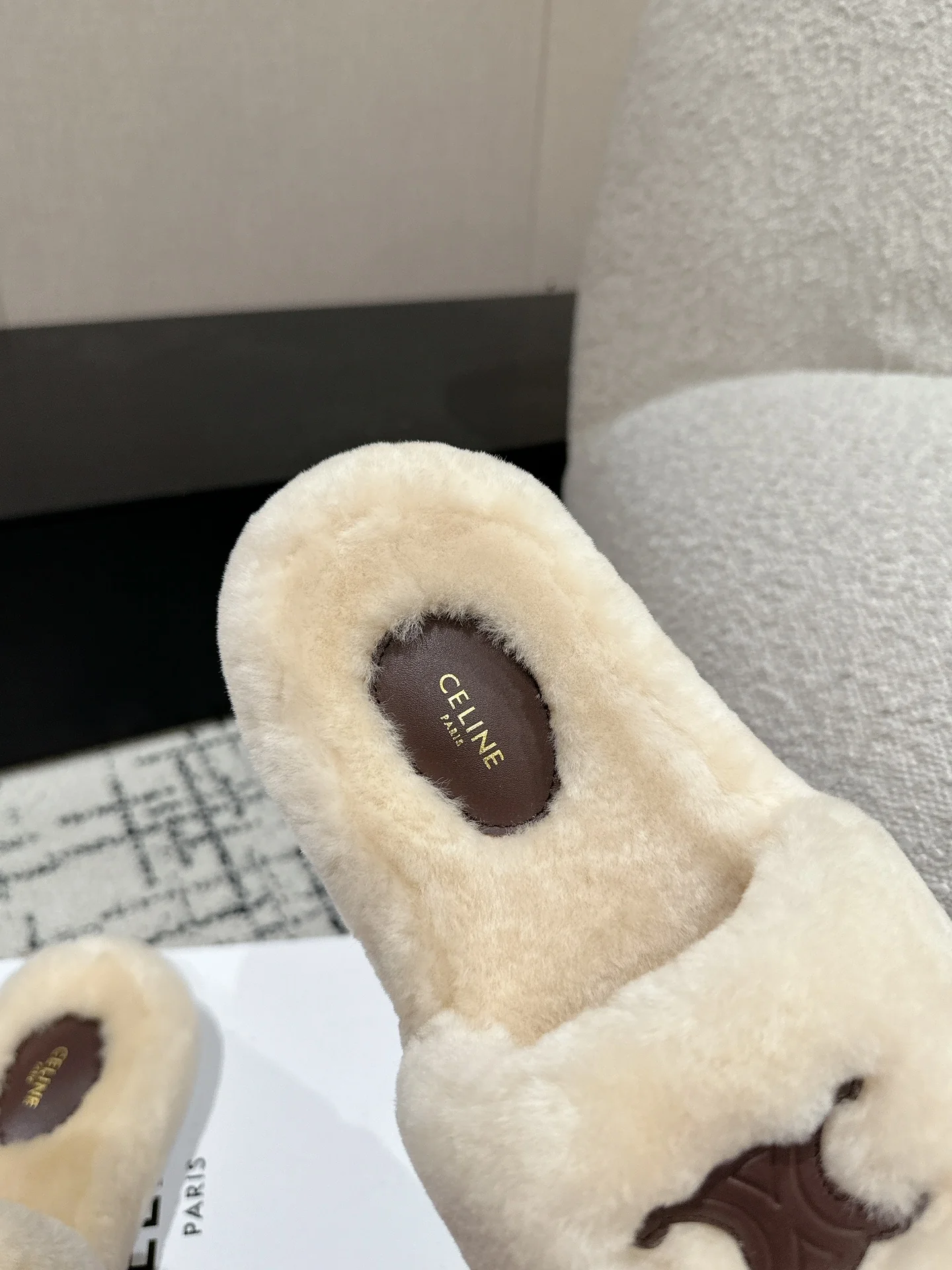 Celine 2024 - Белые меховые тапочки